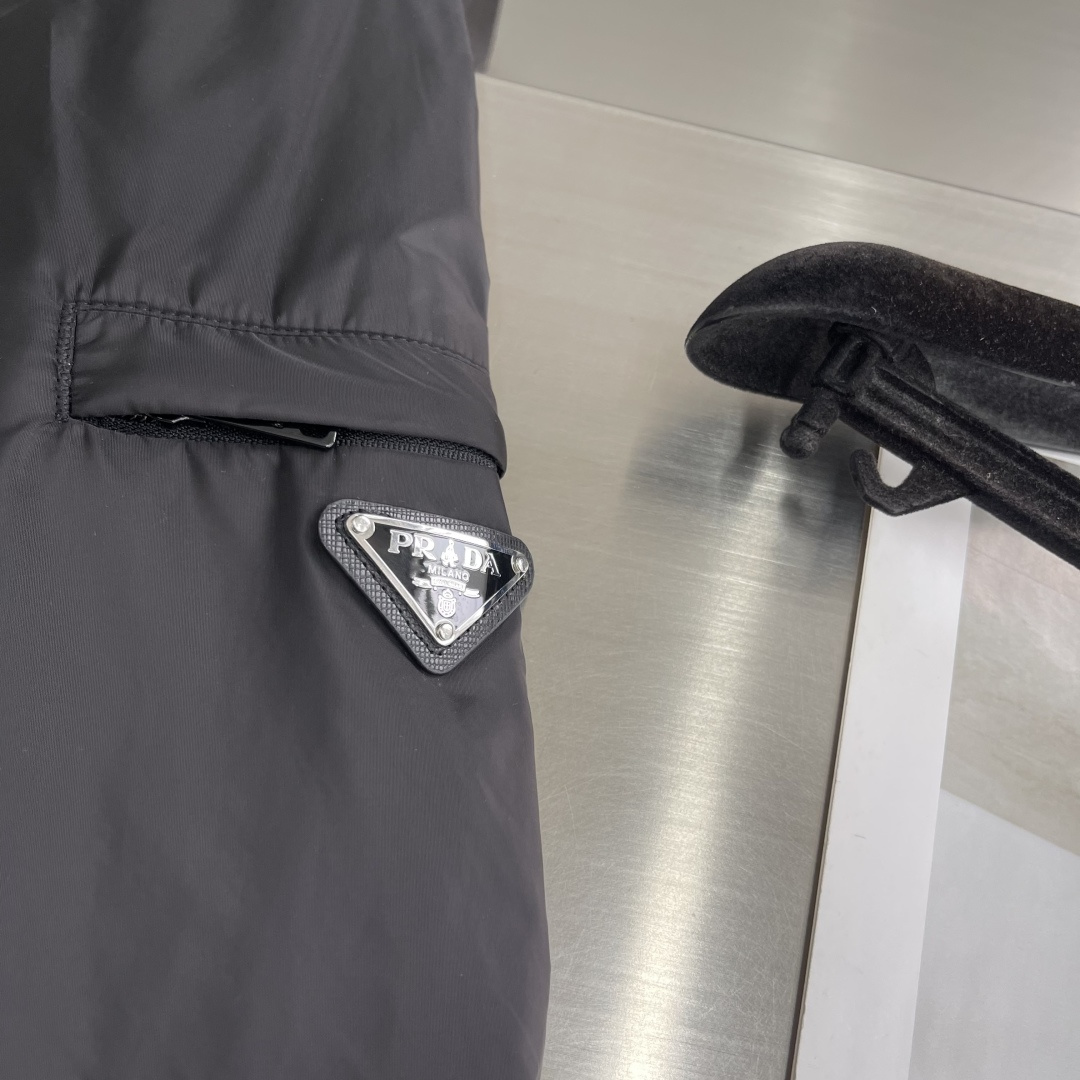 -PRAD 纯色功能性尼龙拉链夹克定制雅韵轻坚再生尼龙绸 轻盈如羽 舒适贴肤 以一袭纯净 散发着与生俱来