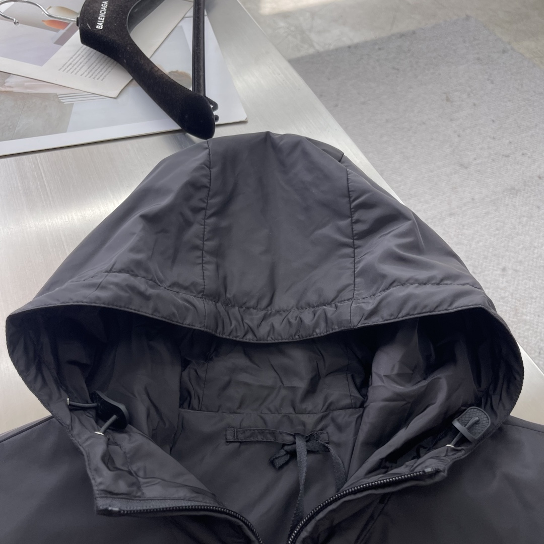 -PRAD 纯色功能性尼龙拉链夹克定制雅韵轻坚再生尼龙绸 轻盈如羽 舒适贴肤 以一袭纯净 散发着与生俱来