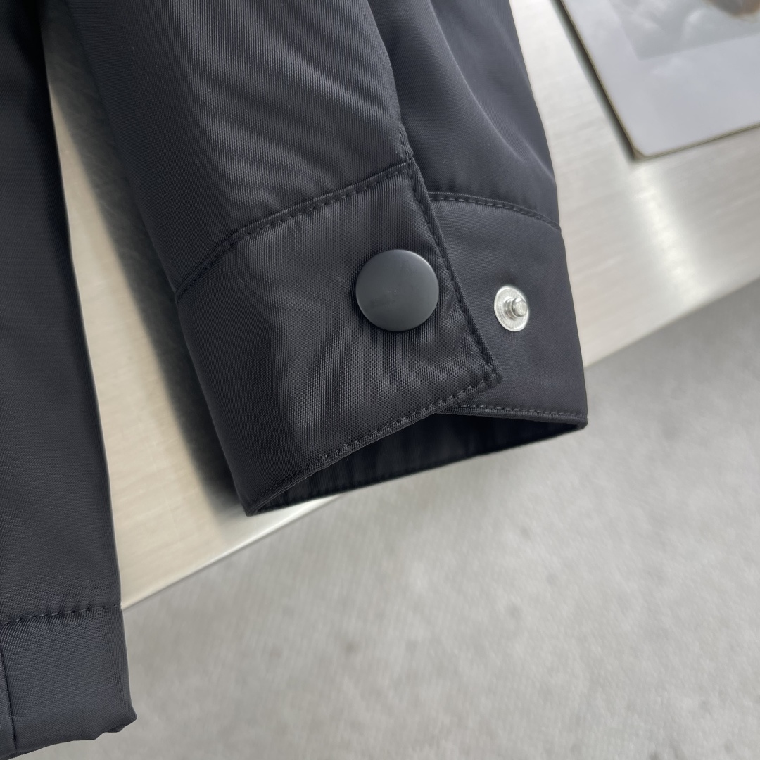 -PRAD 再生尼龙翻领外套选用品牌标志性的再生尼龙面料，与传统尼龙性能相当，具备高强度，抗撕裂，耐磨损