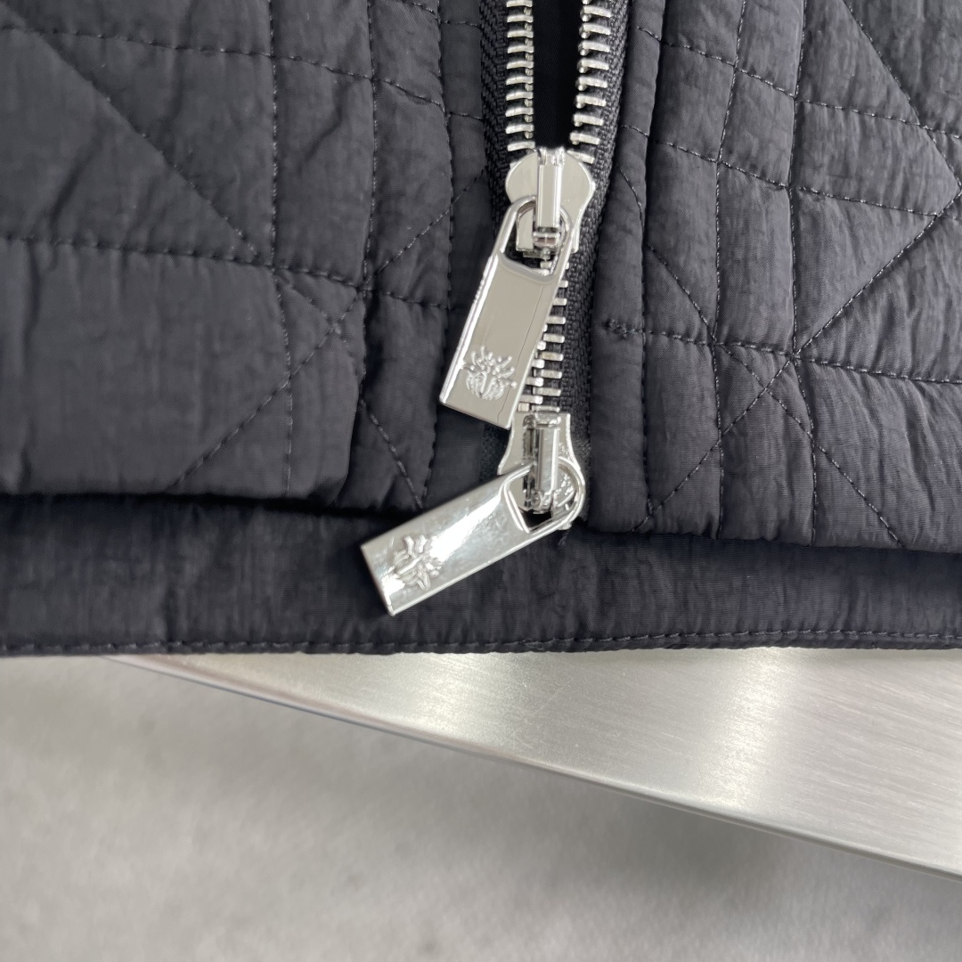 -Dio 2025秋冬科技面料绗缝效果藤格纹男士立领夹棉外套。衣身通体饰以同色调绗缝藤格纹，造价成本极高