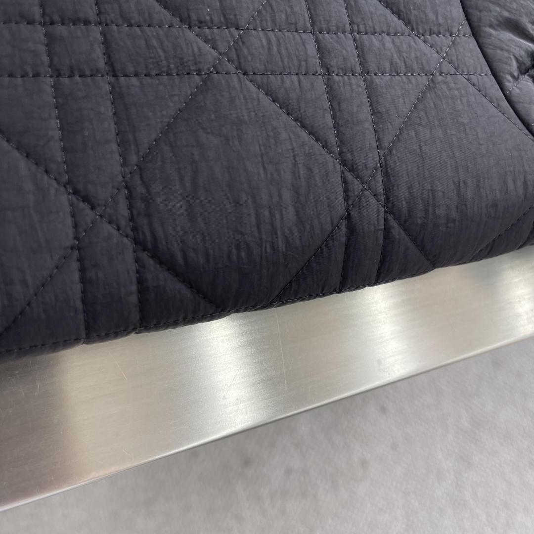 -Dio 2025秋冬科技面料绗缝效果藤格纹男士立领夹棉外套。衣身通体饰以同色调绗缝藤格纹，造价成本极高