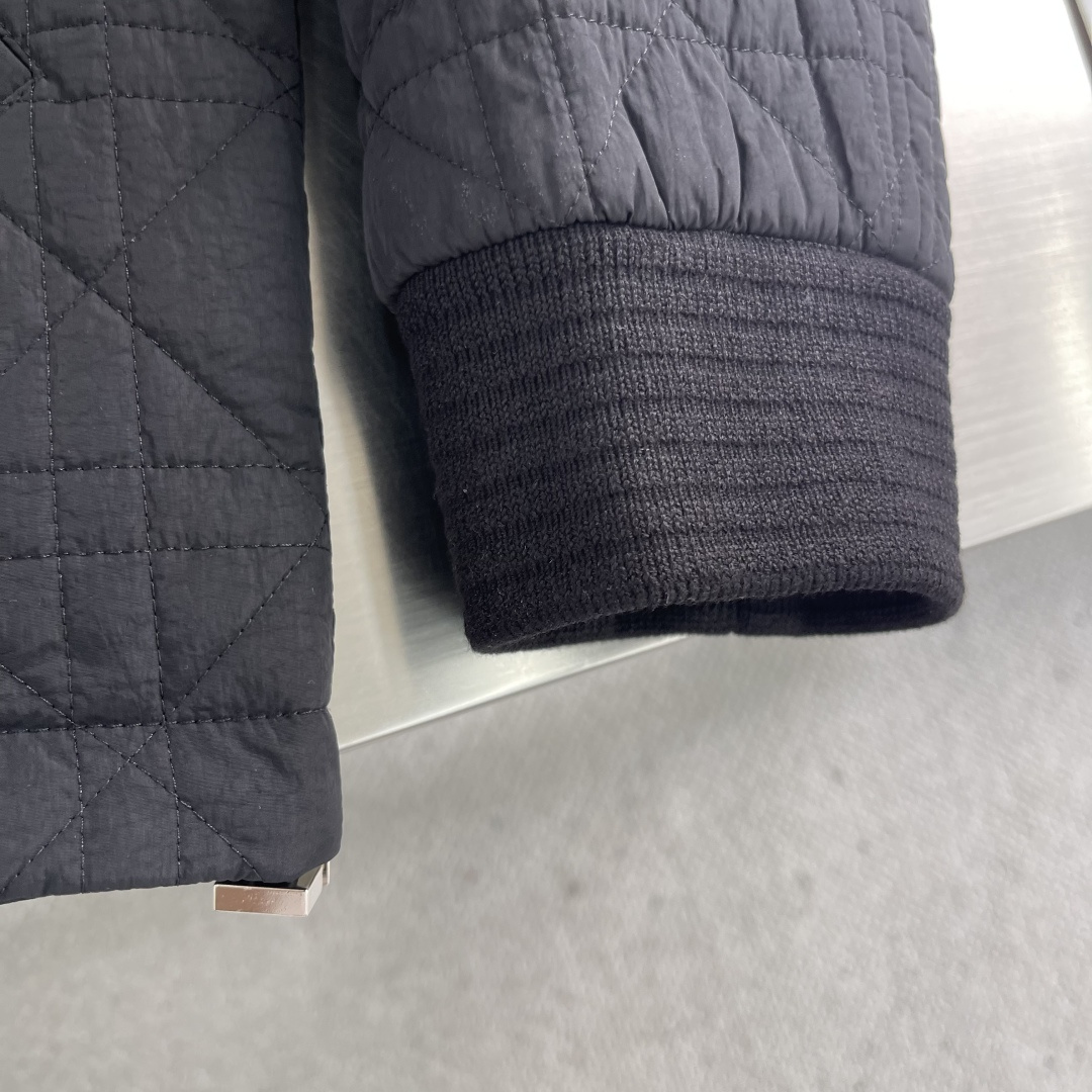 -Dio 2025秋冬科技面料绗缝效果藤格纹男士立领夹棉外套。衣身通体饰以同色调绗缝藤格纹，造价成本极高