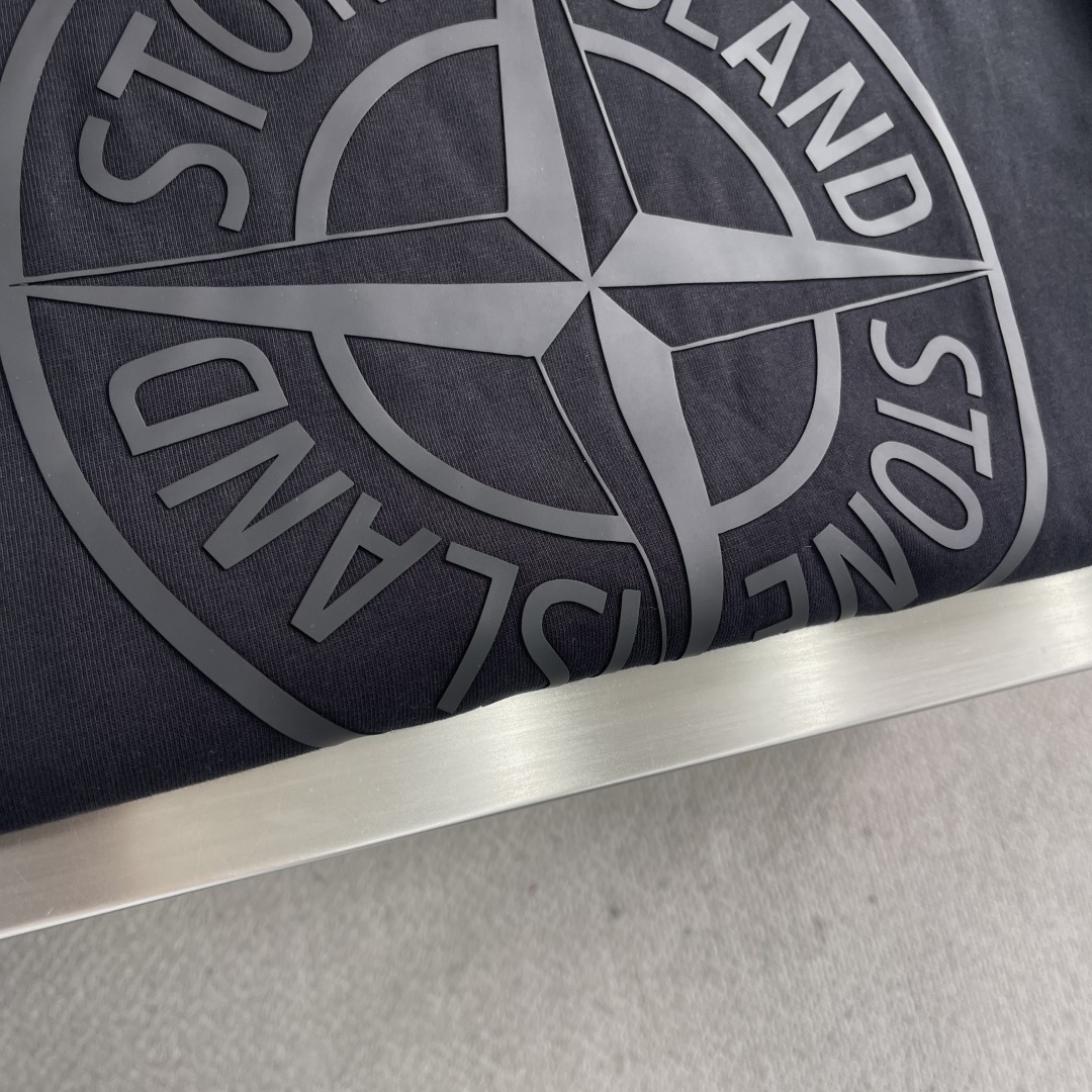 -Stone Island 2026秋冬系列长袖薄T 码数:M-5XL 微阔版型 绒感双纱面料。面料表面食毛做磨毛工 -Stone Island 2026秋冬系列长袖薄T 码数:M-5XL 微阔版型 绒感双纱面料。面料表面食毛做磨毛工
