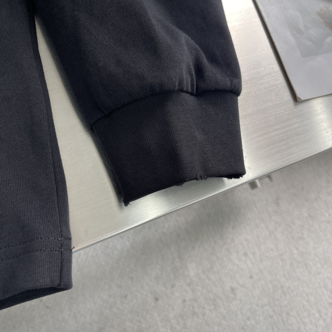 -Stone Island 2026秋冬系列长袖薄T 码数:M-5XL 微阔版型 绒感双纱面料。面料表面食毛做磨毛工 -Stone Island 2026秋冬系列长袖薄T 码数:M-5XL 微阔版型 绒感双纱面料。面料表面食毛做磨毛工