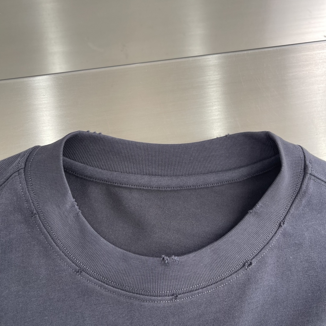 -Stone Island 2026秋冬系列长袖薄T 码数:M-5XL 微阔版型 绒感双纱面料。面料表面食毛做磨毛工 -Stone Island 2026秋冬系列长袖薄T 码数:M-5XL 微阔版型 绒感双纱面料。面料表面食毛做磨毛工