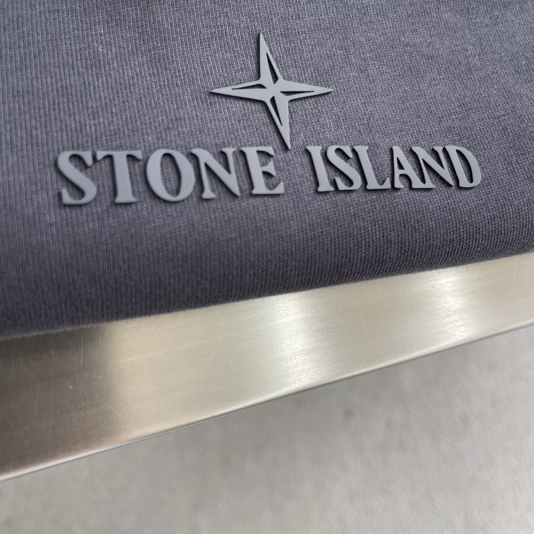 -Stone Island 2026秋冬系列长袖薄T 码数:M-5XL 微阔版型 绒感双纱面料。面料表面食毛做磨毛工 -Stone Island 2026秋冬系列长袖薄T 码数:M-5XL 微阔版型 绒感双纱面料。面料表面食毛做磨毛工