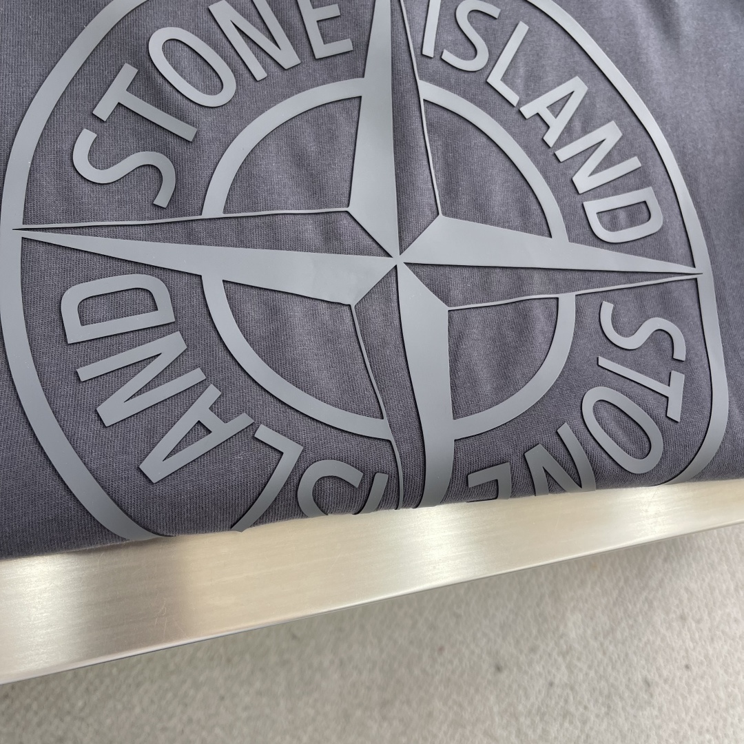 -Stone Island 2026秋冬系列长袖薄T 码数:M-5XL 微阔版型 绒感双纱面料。面料表面食毛做磨毛工 -Stone Island 2026秋冬系列长袖薄T 码数:M-5XL 微阔版型 绒感双纱面料。面料表面食毛做磨毛工