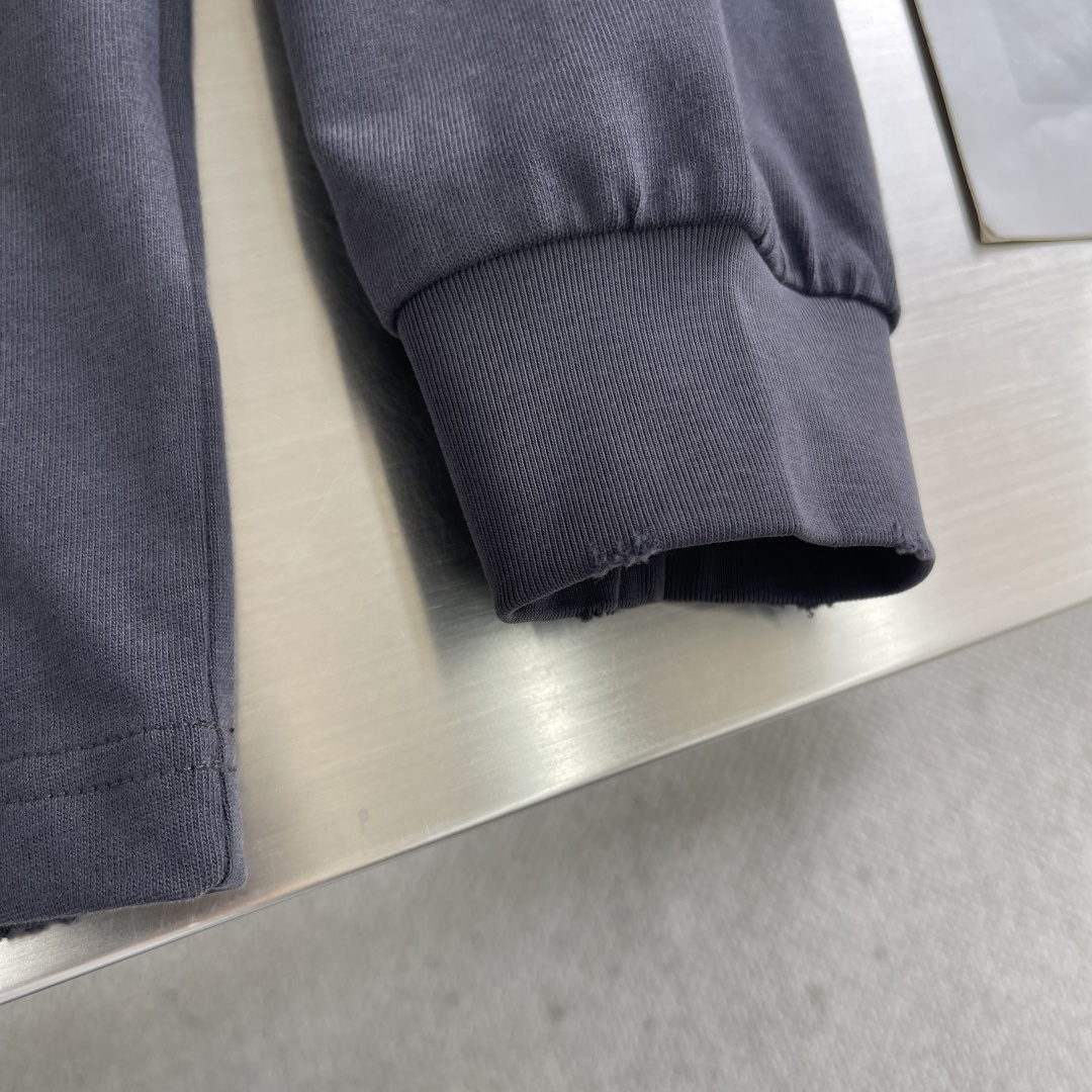 -Stone Island 2026秋冬系列长袖薄T 码数:M-5XL 微阔版型 绒感双纱面料。面料表面食毛做磨毛工 -Stone Island 2026秋冬系列长袖薄T 码数:M-5XL 微阔版型 绒感双纱面料。面料表面食毛做磨毛工