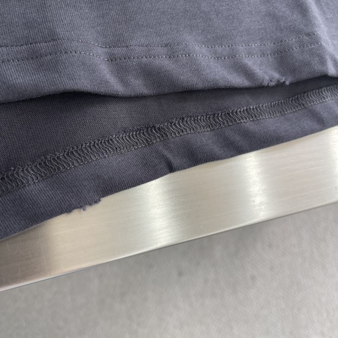 -Stone Island 2026秋冬系列长袖薄T 码数:M-5XL 微阔版型 绒感双纱面料。面料表面食毛做磨毛工 -Stone Island 2026秋冬系列长袖薄T 码数:M-5XL 微阔版型 绒感双纱面料。面料表面食毛做磨毛工