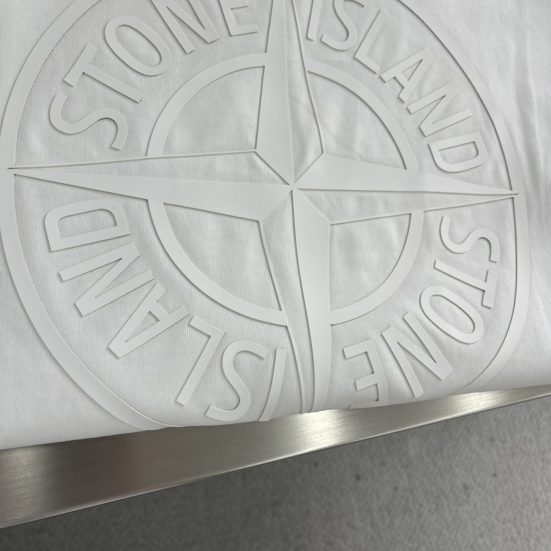 -Stone Island 2025秋冬系列长袖薄T码数：M-5XL 微阔版型绒感双纱面料。面料表面食毛