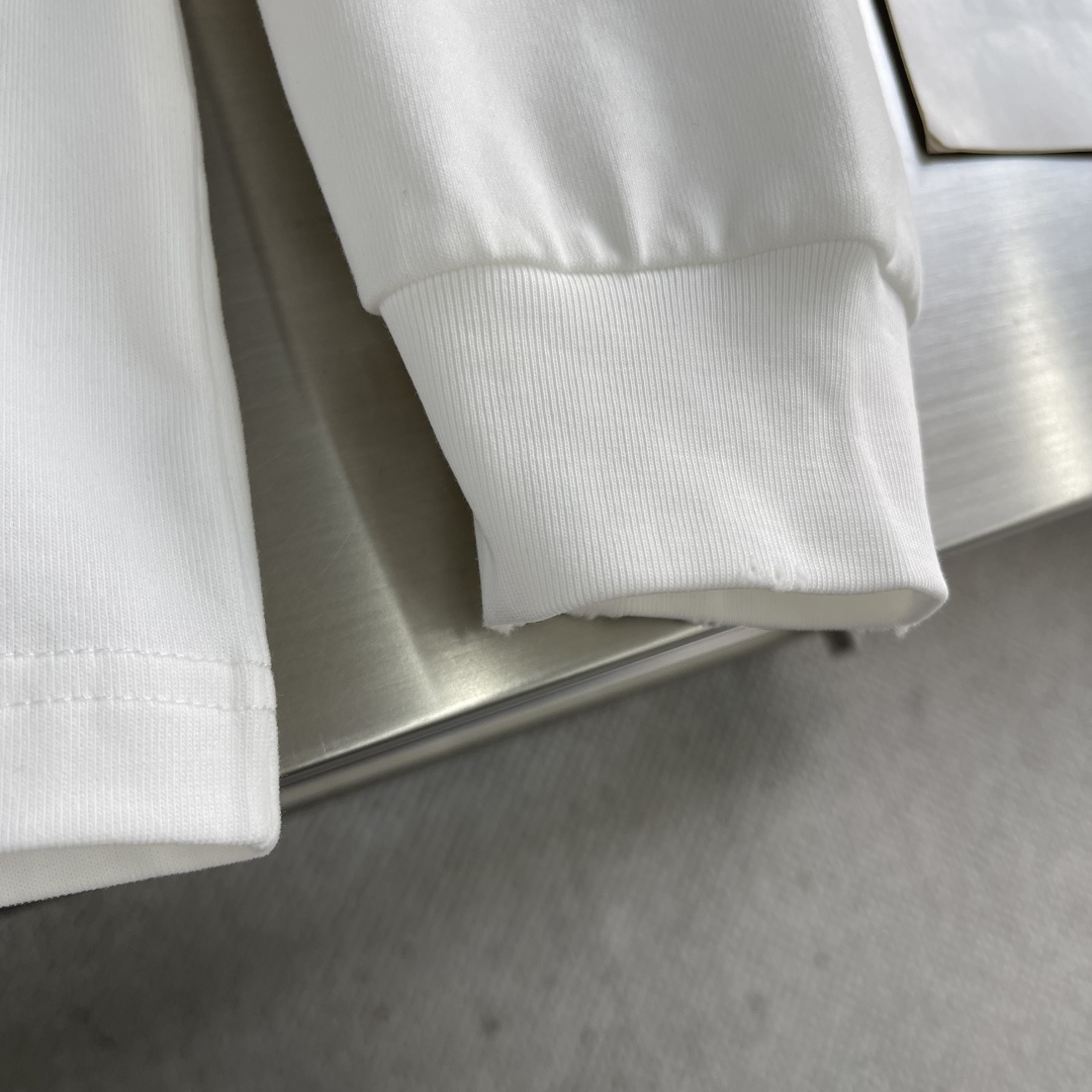 -Stone Island 2025秋冬系列长袖薄T码数：M-5XL 微阔版型绒感双纱面料。面料表面食毛