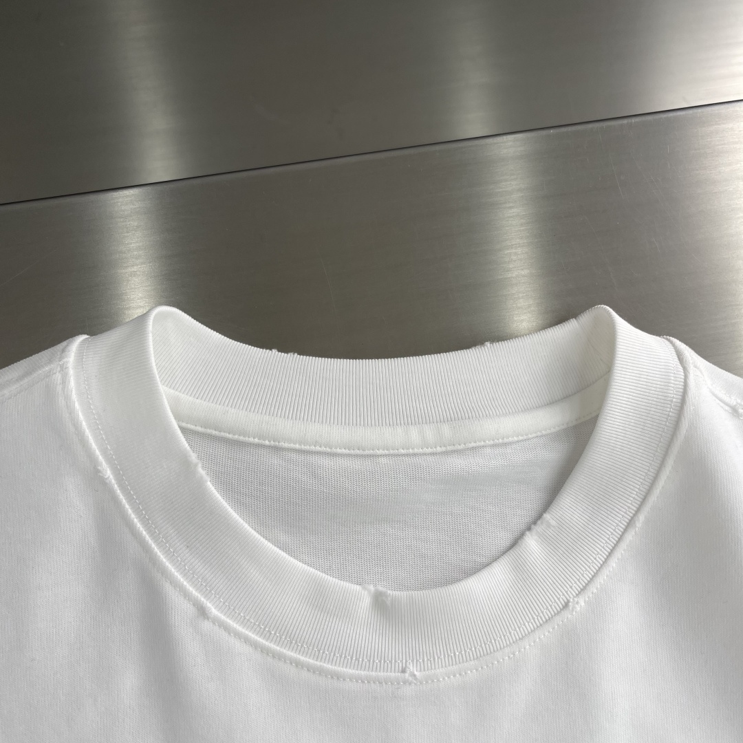 -Stone Island 2025秋冬系列长袖薄T码数：M-5XL 微阔版型绒感双纱面料。面料表面食毛