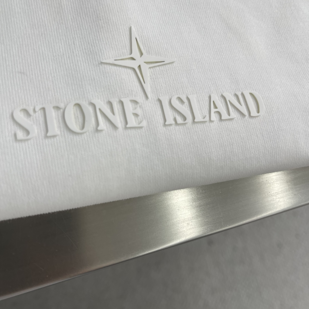 -Stone Island 2025秋冬系列长袖薄T码数：M-5XL 微阔版型绒感双纱面料。面料表面食毛