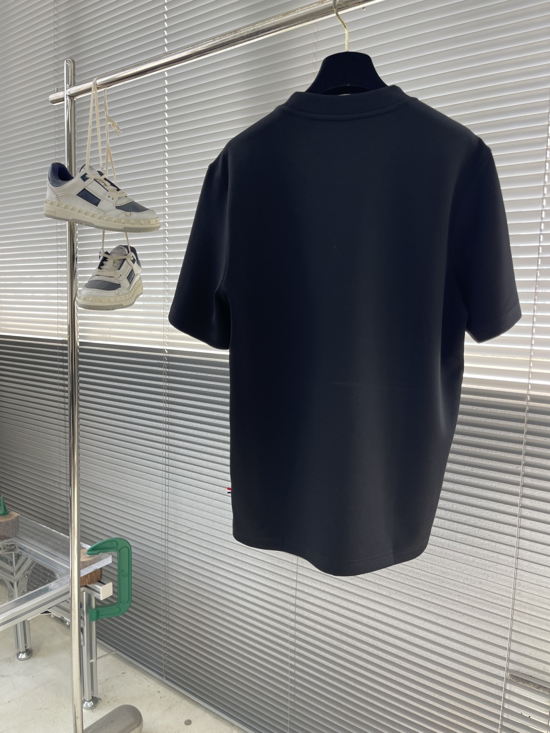 -mon 25秋冬新款短袖打底衫，纯色款 特色鲜明简洁，搭配高品质超滑纯棉面料及完美版型设计。胸前经典L