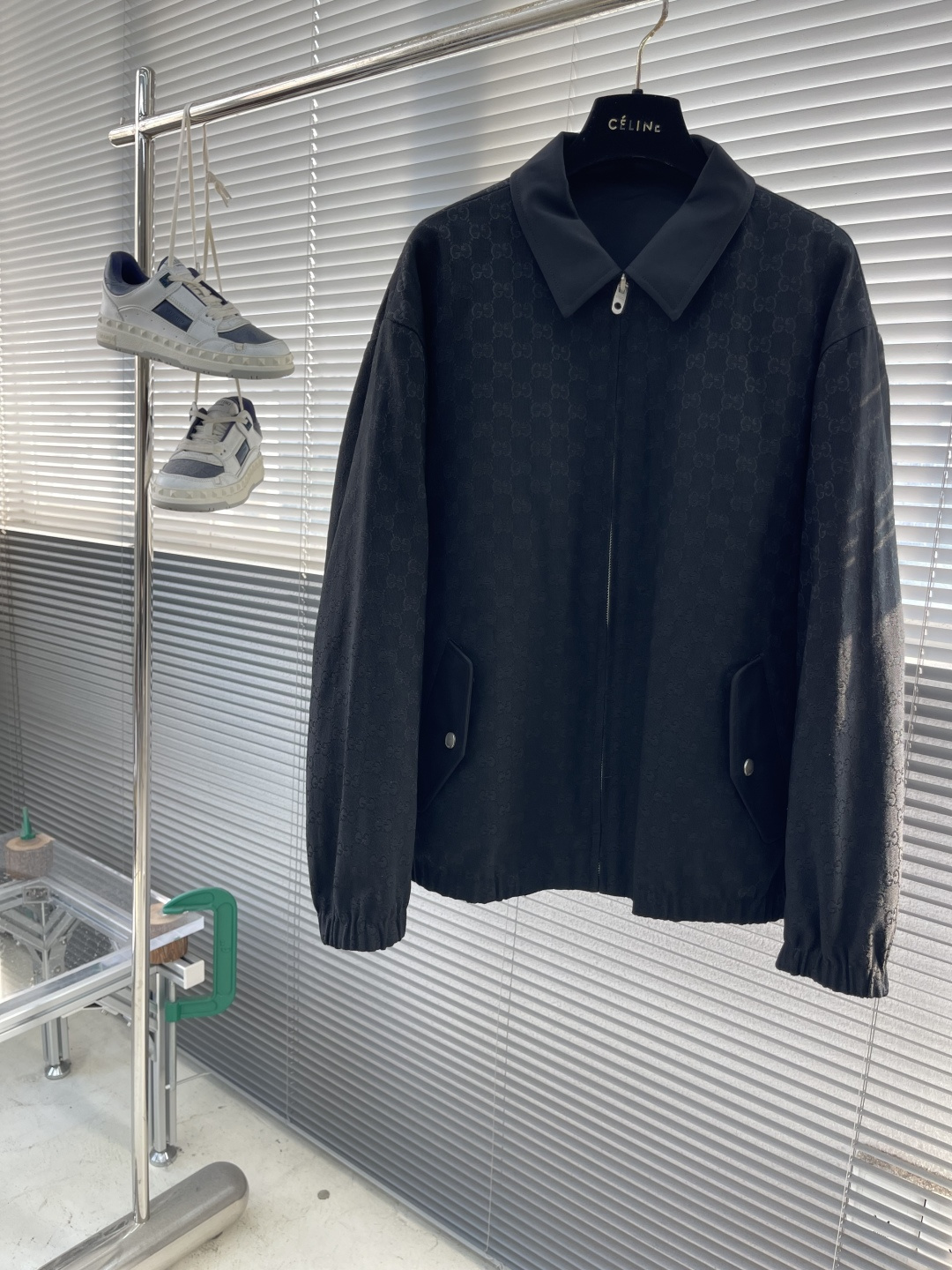 NO:547781,-GUCC2025fw new full-print jacquard lapel long-sleeved jacket, with all the embellishments and cuts to express the unique charm. Customized classic interlocking fabrics, with different design styles on both sides. Front zippered pockets, pointed collar collar design, casual style for men and women. Size 48-56 (M-3XL), gucci, jackets & coats, jackets & coats, alexander wang19860909-GUCC2025fw新款满印提花翻领长袖夹克外套,通体缀饰切丝,尽释别致风韵.定制经典互扣面料,双面设计风格各异.正面拉链口袋,尖领衣领设计,休闲版型男女同款. 尺码48-56（M-3XL）,,gucci,jackets & coats,jackets & coats,alexander wang,Men's clothing