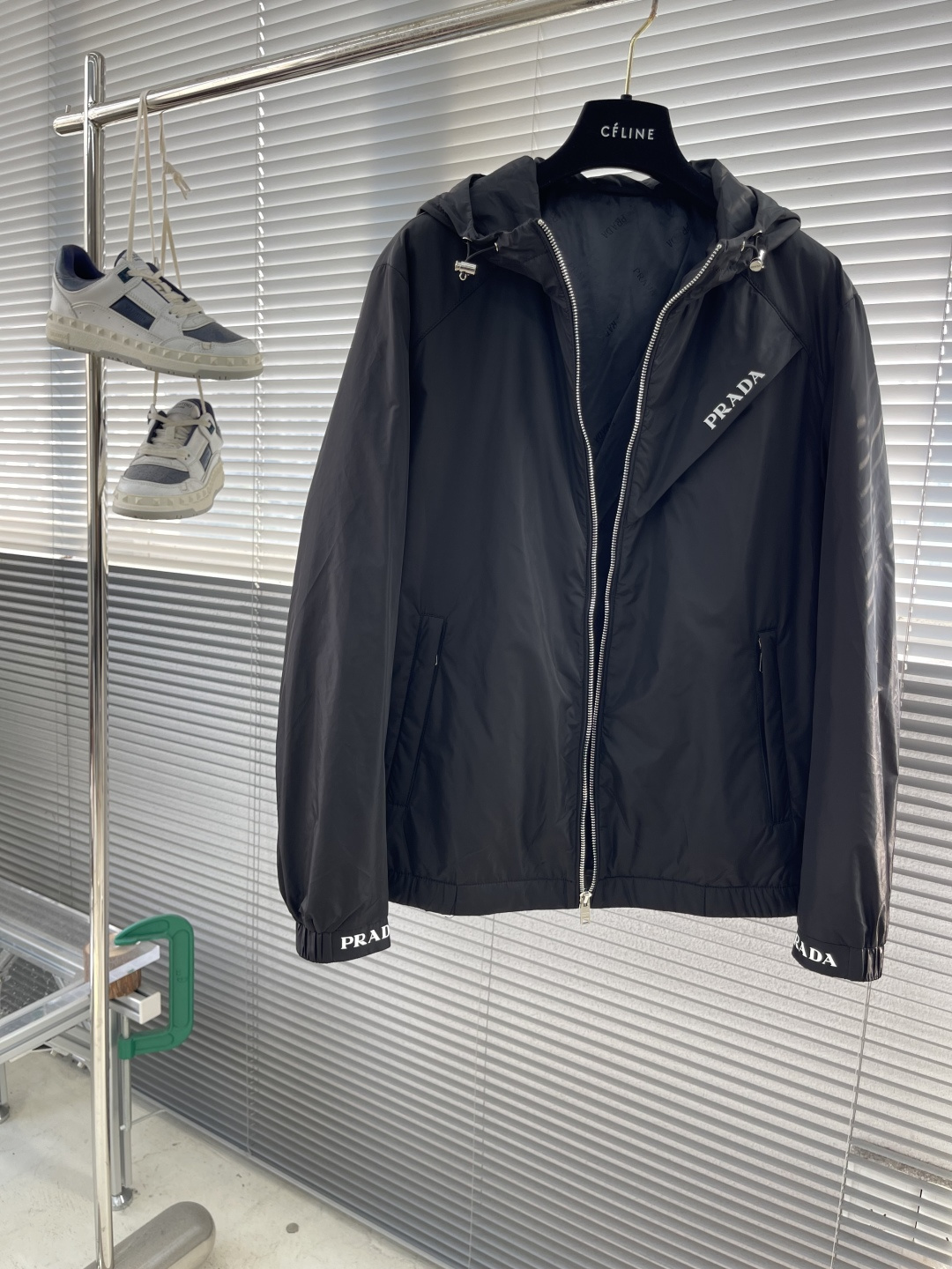 -PRAD 2025秋季最新品时尚休闲夹克外套，进口面料，做工极为复杂，顶级印胶工艺字母图案logo，原