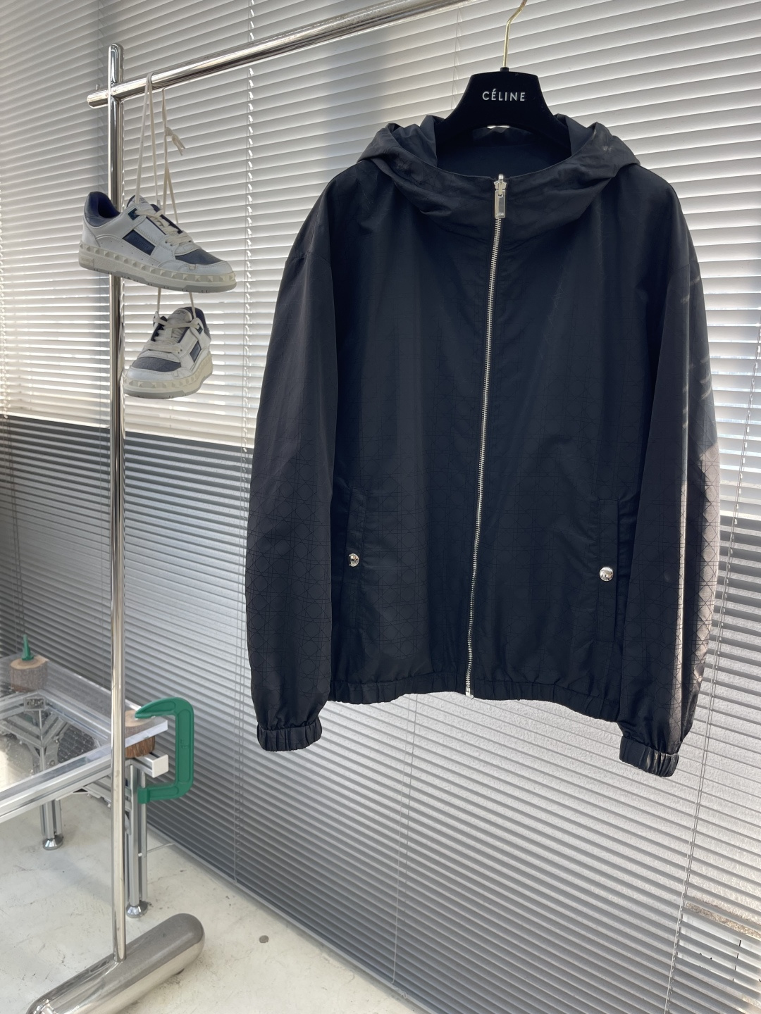 NO:547775,-Dior 25 autumn and winter new double-sided hooded jacket. The dual aesthetic interpretation of classic and innovation. When classic and pioneer collide, craftsmanship interprets the luxurious core, and every detail is a poetic expression of the brand language. The embroidered Dio letters on the A-side chest are embroidered, echoing the front and back. The exquisite stitches outline the brand genes, and the recognition is bursting out in a low-key manner. The B-side is decorated with classic rattan pattern and high-quality material. The metal snap buckle side slit design is eye-catching and fashionable. The neat cut continues the classic outline, while the surprise is hidden in the details - the zipper is engraved with miniature Dio letters, like a secret code to open the double-sided charm; the letters on the edges of the auxiliary materials are carved, expressing extraordinary attitude with exquisite texture. Size M-3XL (48-56), dior, jackets & coats,hats,alexander wang19860909-Dior 25秋冬新品双面穿连帽夹克. 经典与创新的双重美学演绎.当经典与先锋碰撞,匠心工艺诠释奢华内核,每一处细节皆是品牌语言的诗意表达. A面胸前刺绣Dio字母绣花,前后呼应.精致针脚勾勒品牌基因,低调中迸发辨识度锋芒. B面通体饰以经典的藤格纹图案,高定材质.金属按扣侧面开衩设计醒目时尚.利落剪裁延续经典轮廓,而惊喜藏于细节——拉链镌刻微型Dio字母,如隐秘密码开启双面魅力；辅料边缘字母雕琢,以精工质感诉说不凡态度. 尺码M-3XL（48-56）,,dior,jackets & coats,hats,alexander wang,Men's clothing