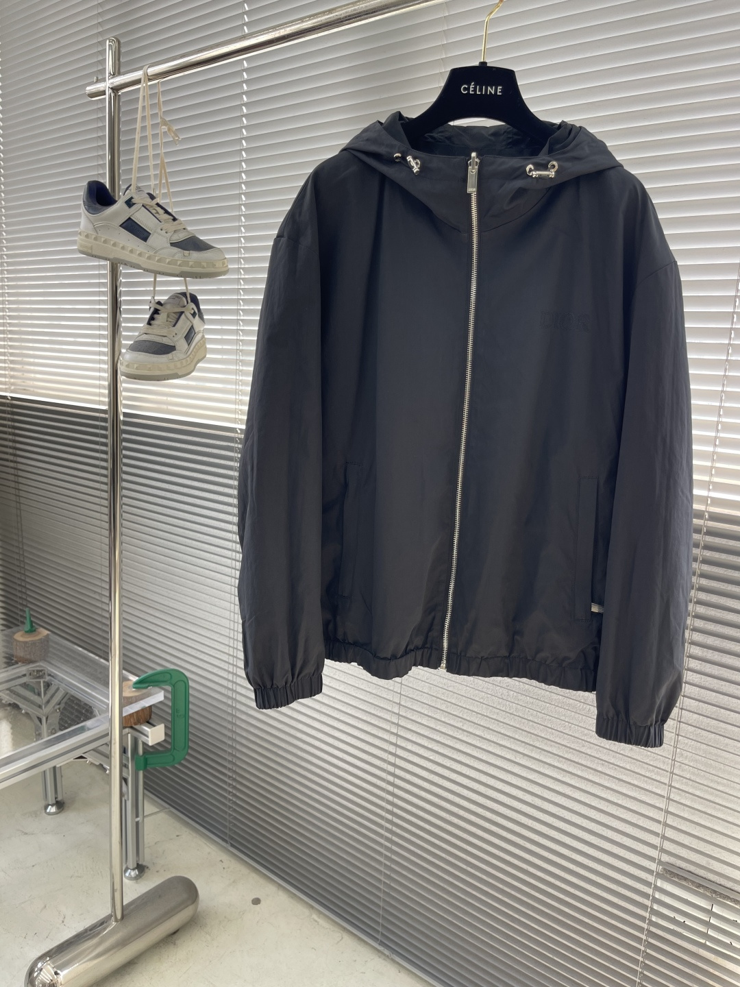 NO:547778,-Dio 25 autumn and winter new double-sided hooded jacket. The dual aesthetic interpretation of classic and innovation. When classic and pioneer collide, craftsmanship interprets the luxurious core, and every detail is a poetic expression of the brand language. The embroidered Dio letters on the A-side chest are embroidered, echoing front and back. The exquisite stitches outline the brand genes, and the recognition is bursting out in a low-key manner. The B-side is decorated with classic rattan pattern and high-quality material. The metal snap buckle side slit design is eye-catching and fashionable. The neat cut continues the classic outline, while the surprise is hidden in the details - the zipper is engraved with miniature Dio letters, like a secret code to open the double-sided charm; the letters on the edges of the auxiliary materials are carved, expressing extraordinary attitude with exquisite texture. Size M-3XL (48-56), dior, jackets & coats,hats,alexander wang19860909-Dio 25秋冬新品双面穿连帽夹克. 经典与创新的双重美学演绎.当经典与先锋碰撞,匠心工艺诠释奢华内核,每一处细节皆是品牌语言的诗意表达. A面胸前刺绣Dio字母绣花,前后呼应.精致针脚勾勒品牌基因,低调中迸发辨识度锋芒. B面通体饰以经典的藤格纹图案,高定材质.金属按扣侧面开衩设计醒目时尚.利落剪裁延续经典轮廓,而惊喜藏于细节——拉链镌刻微型Dio字母,如隐秘密码开启双面魅力；辅料边缘字母雕琢,以精工质感诉说不凡态度. 尺码M-3XL（48-56）,,dior,jackets & coats,hats,alexander wang,Men's clothing