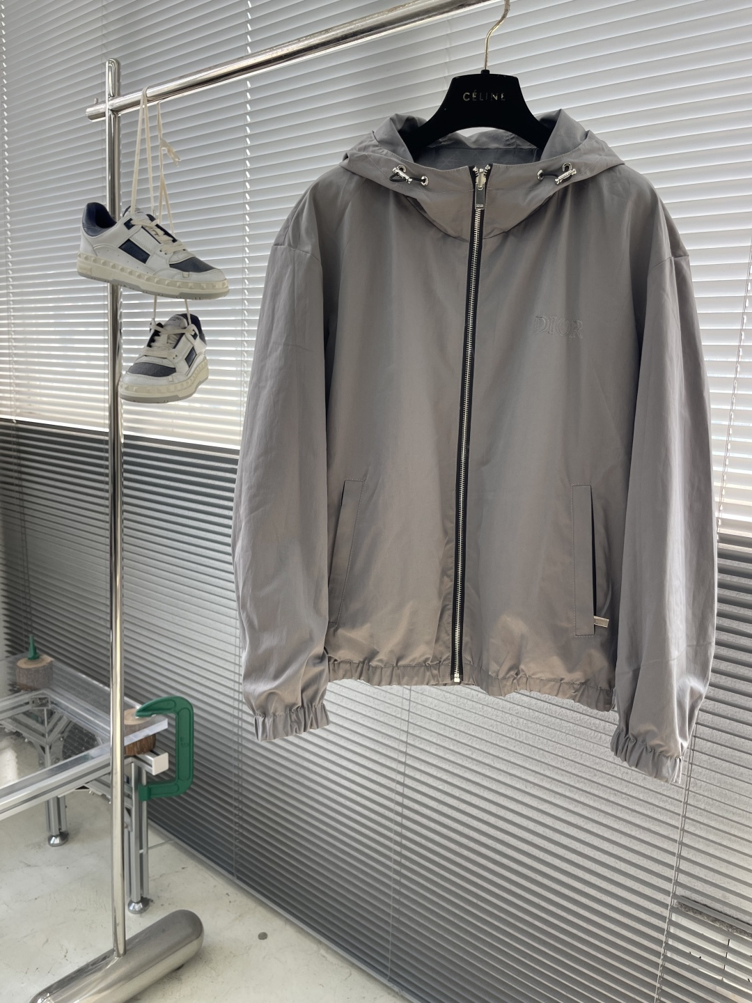 NO:547772,-Dio 25 autumn and winter new double-sided hooded jacket. The dual aesthetic interpretation of classic and innovation. When classic and pioneer collide, craftsmanship interprets the luxurious core, and every detail is a poetic expression of the brand language. The embroidered Dio letters on the A-side chest are embroidered, echoing front and back. The exquisite stitches outline the brand genes, and the recognition is bursting out in a low-key manner. The B-side is decorated with classic rattan pattern and high-quality material. The metal snap buckle side slit design is eye-catching and fashionable. The neat cut continues the classic outline, while the surprise is hidden in the details - the zipper is engraved with miniature Dio letters, like a secret code to open the double-sided charm; the letters on the edges of the auxiliary materials are carved, expressing extraordinary attitude with exquisite texture. Size M-3XL (48-56), dior, jackets & coats,hats,alexander wang19860909-Dio 25秋冬新品双面穿连帽夹克. 经典与创新的双重美学演绎.当经典与先锋碰撞,匠心工艺诠释奢华内核,每一处细节皆是品牌语言的诗意表达. A面胸前刺绣Dio字母绣花,前后呼应.精致针脚勾勒品牌基因,低调中迸发辨识度锋芒. B面通体饰以经典的藤格纹图案,高定材质.金属按扣侧面开衩设计醒目时尚.利落剪裁延续经典轮廓,而惊喜藏于细节——拉链镌刻微型Dio字母,如隐秘密码开启双面魅力；辅料边缘字母雕琢,以精工质感诉说不凡态度. 尺码M-3XL（48-56）,,dior,jackets & coats,hats,alexander wang,Men's clothing