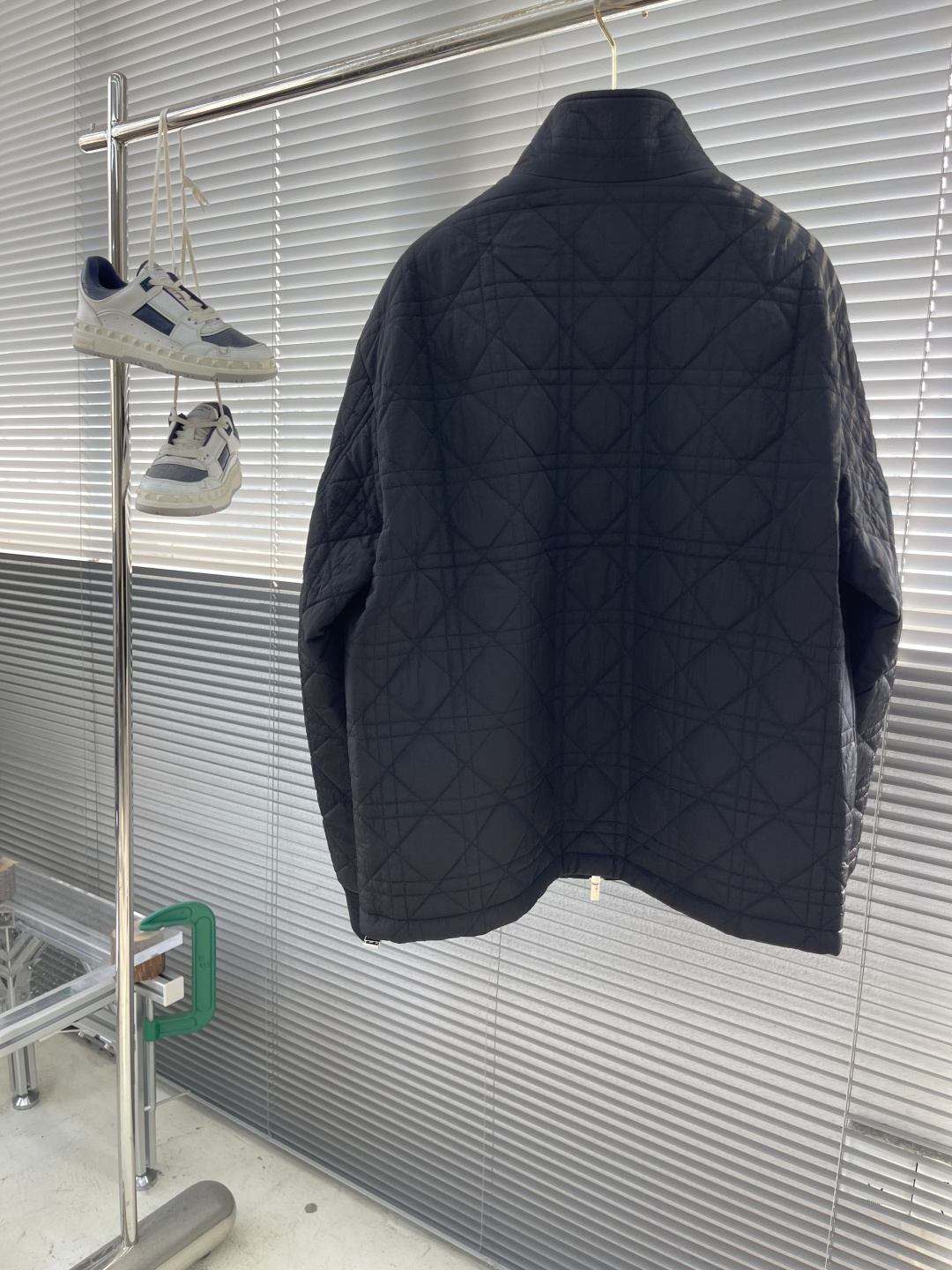 -Dio 2025秋冬科技面料绗缝效果藤格纹男士立领夹棉外套。衣身通体饰以同色调绗缝藤格纹，造价成本极高