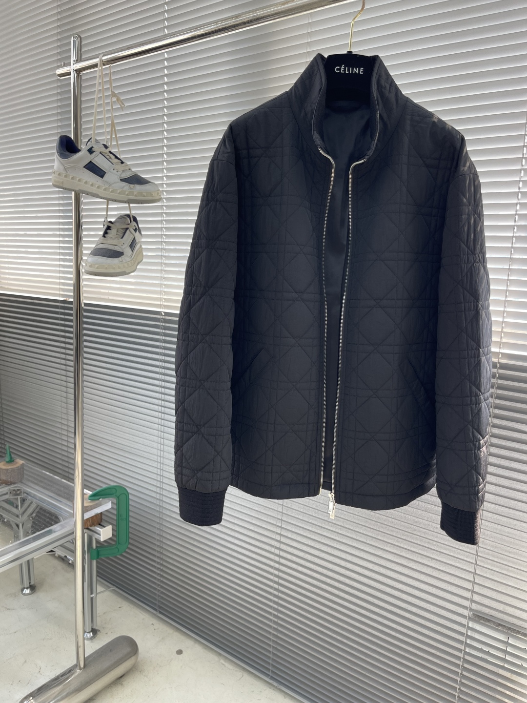 -Dio 2025秋冬科技面料绗缝效果藤格纹男士立领夹棉外套。衣身通体饰以同色调绗缝藤格纹，造价成本极高