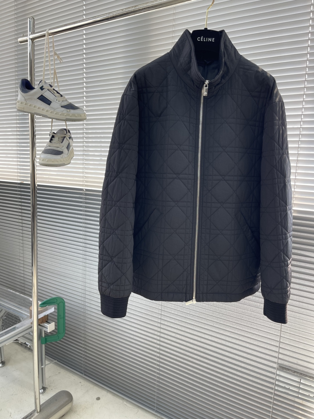 -Dio 2025秋冬科技面料绗缝效果藤格纹男士立领夹棉外套。衣身通体饰以同色调绗缝藤格纹，造价成本极高