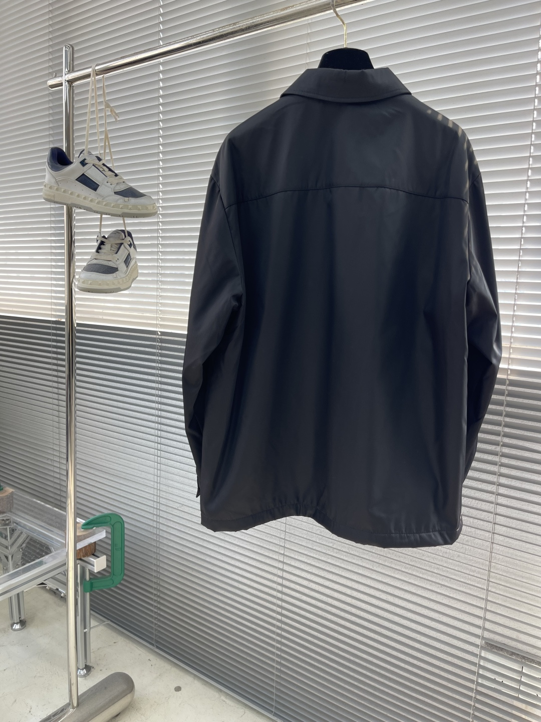 -PRAD 再生尼龙翻领外套选用品牌标志性的再生尼龙面料，与传统尼龙性能相当，具备高强度，抗撕裂，耐磨损