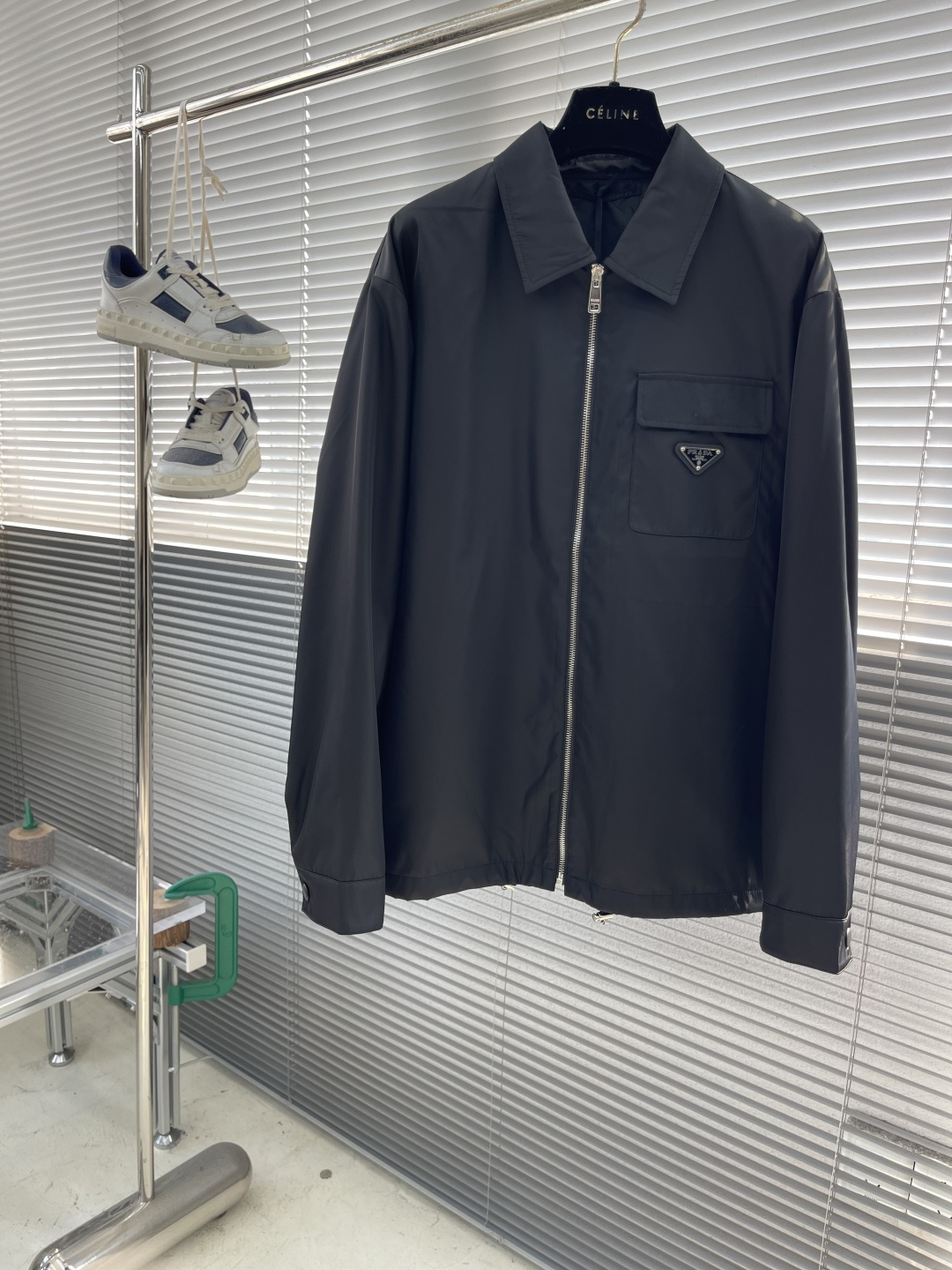 -PRAD 再生尼龙翻领外套选用品牌标志性的再生尼龙面料，与传统尼龙性能相当，具备高强度，抗撕裂，耐磨损