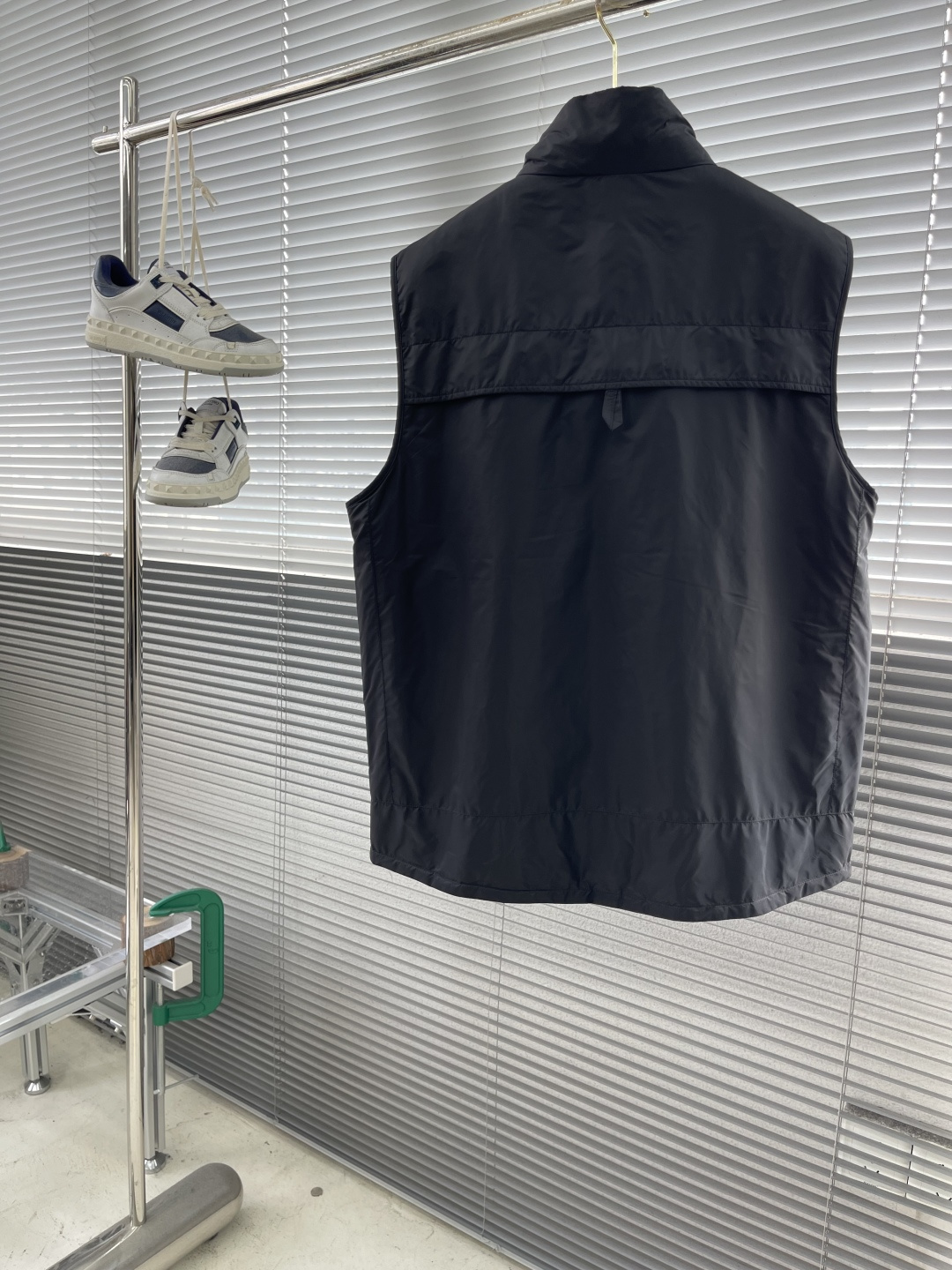 -PRAD FW官网同步发售单品男士珐琅金属三角标徽标饰再生尼龙夹棉马甲背心外套，这款正面拉链式加衬背心