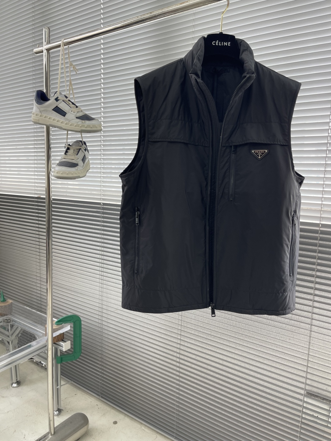 -PRAD FW官网同步发售单品男士珐琅金属三角标徽标饰再生尼龙夹棉马甲背心外套，这款正面拉链式加衬背心