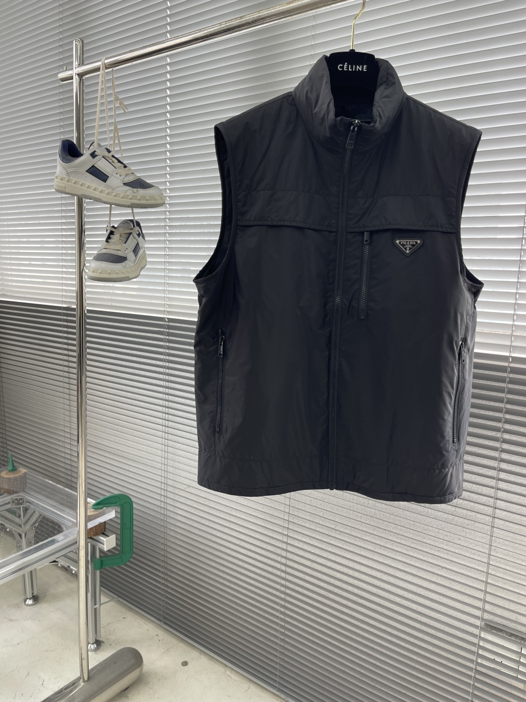 -PRAD FW官网同步发售单品男士珐琅金属三角标徽标饰再生尼龙夹棉马甲背心外套，这款正面拉链式加衬背心