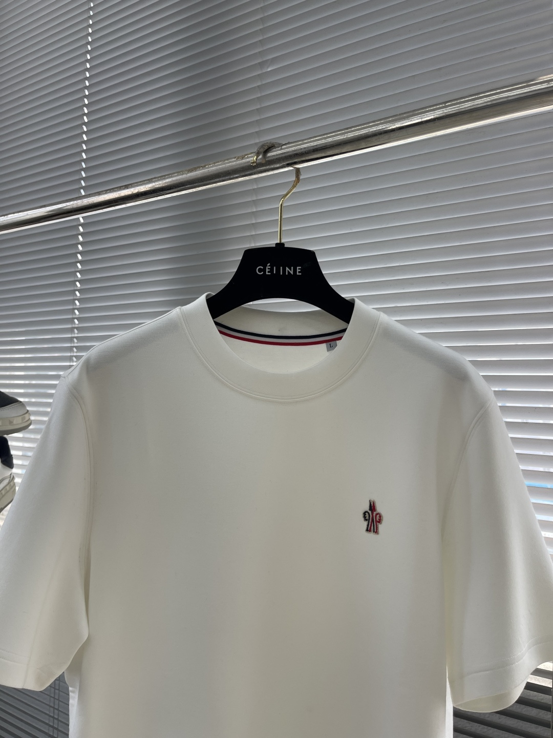 -mon 25秋冬新款短袖打底衫，纯色款 特色鲜明简洁，搭配高品质超滑纯棉面料及完美版型设计。胸前经典L