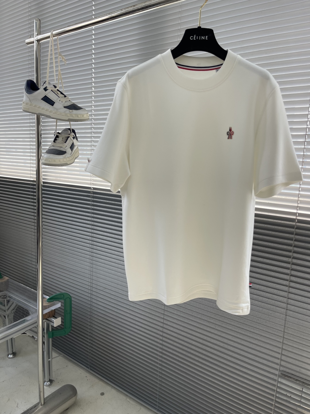 -mon 25秋冬新款短袖打底衫，纯色款 特色鲜明简洁，搭配高品质超滑纯棉面料及完美版型设计。胸前经典L