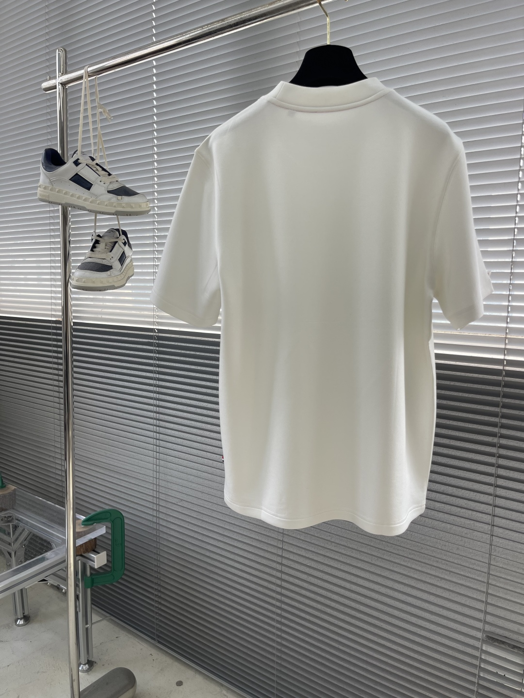 -mon 25秋冬新款短袖打底衫，纯色款 特色鲜明简洁，搭配高品质超滑纯棉面料及完美版型设计。胸前经典L