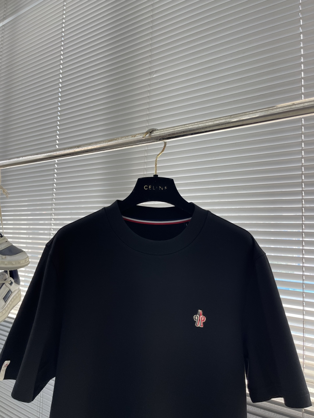 -mon 25秋冬新款短袖打底衫，纯色款 特色鲜明简洁，搭配高品质超滑纯棉面料及完美版型设计。胸前经典L