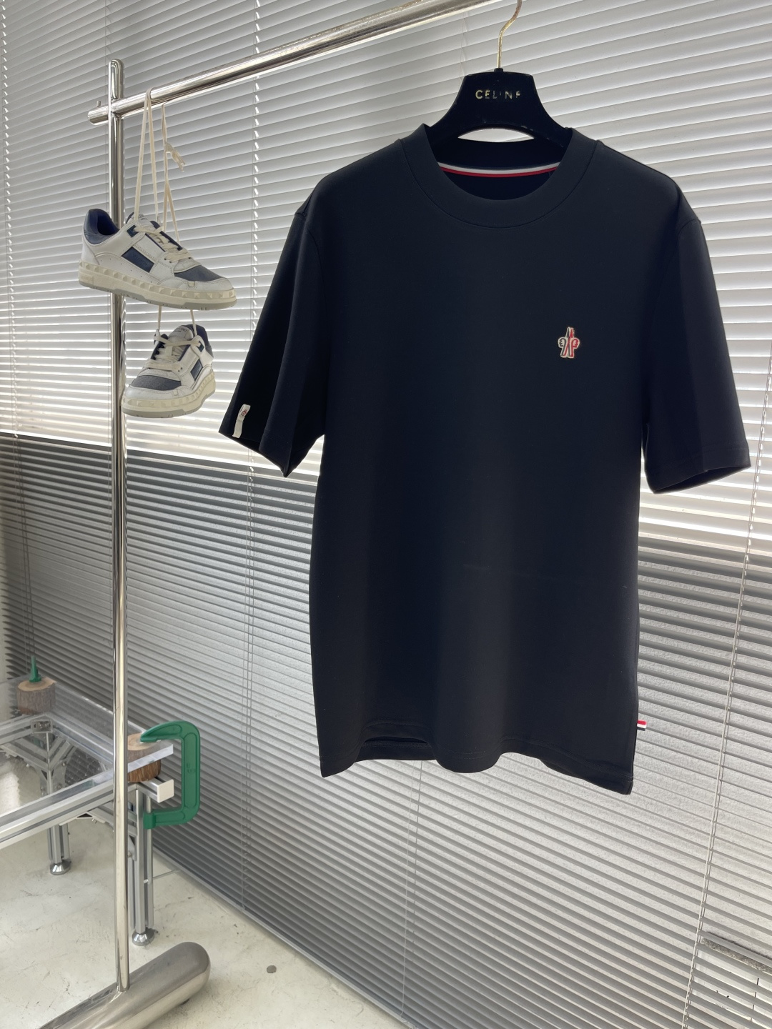 -mon 25秋冬新款短袖打底衫，纯色款 特色鲜明简洁，搭配高品质超滑纯棉面料及完美版型设计。胸前经典L