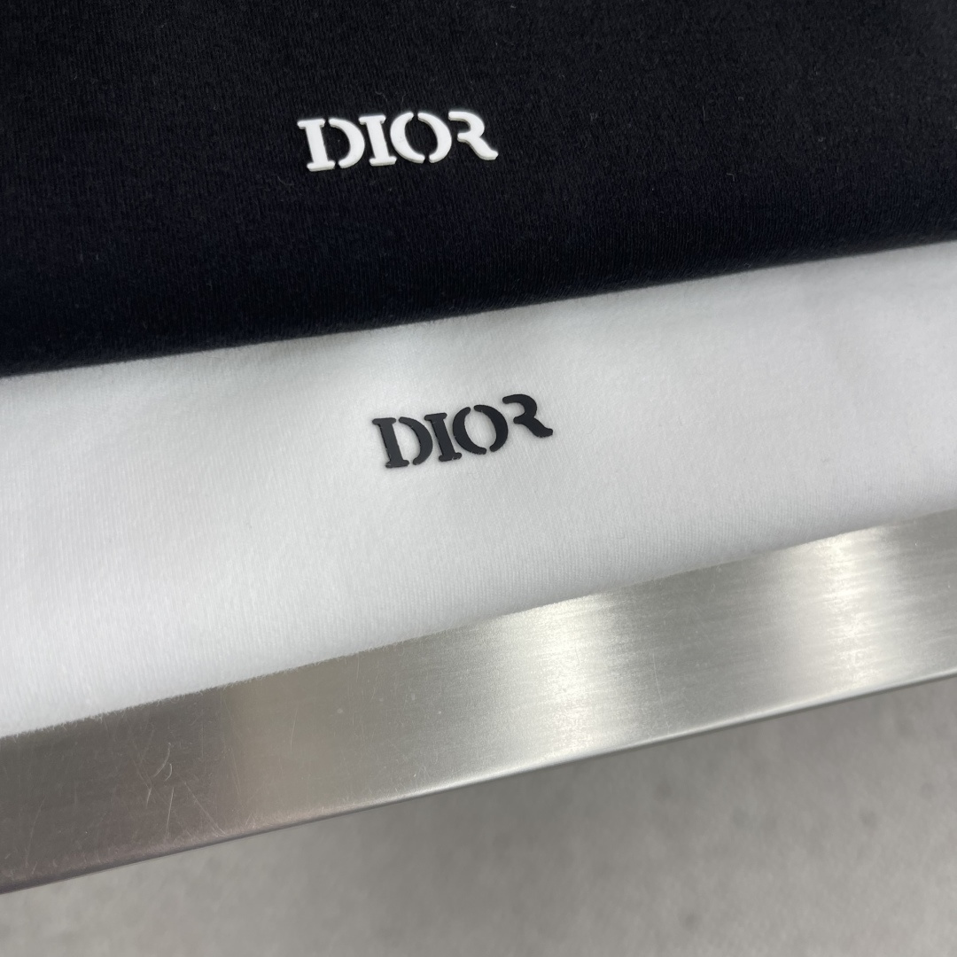 -Dio 2025秋冬系列短袖T恤码数：M-3XL 微阔版型DI*R短袖，天竹抗菌保暖棉面料，集棉的舒适