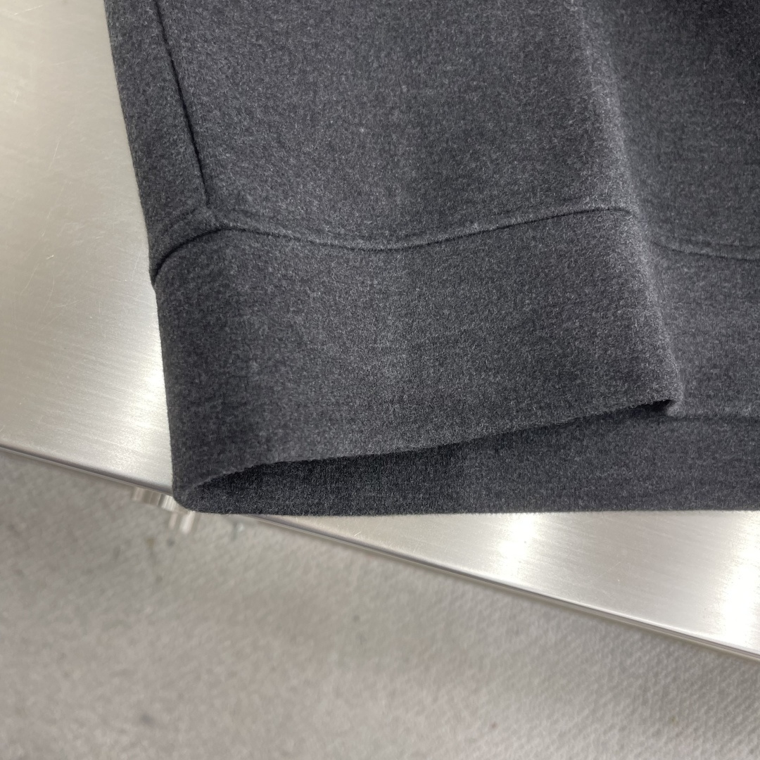 -Herme 2025秋冬新款圆领套头卫衣采用进口高支数羊毛混纺面料，立挺有型经典品牌logo刺绣图案，