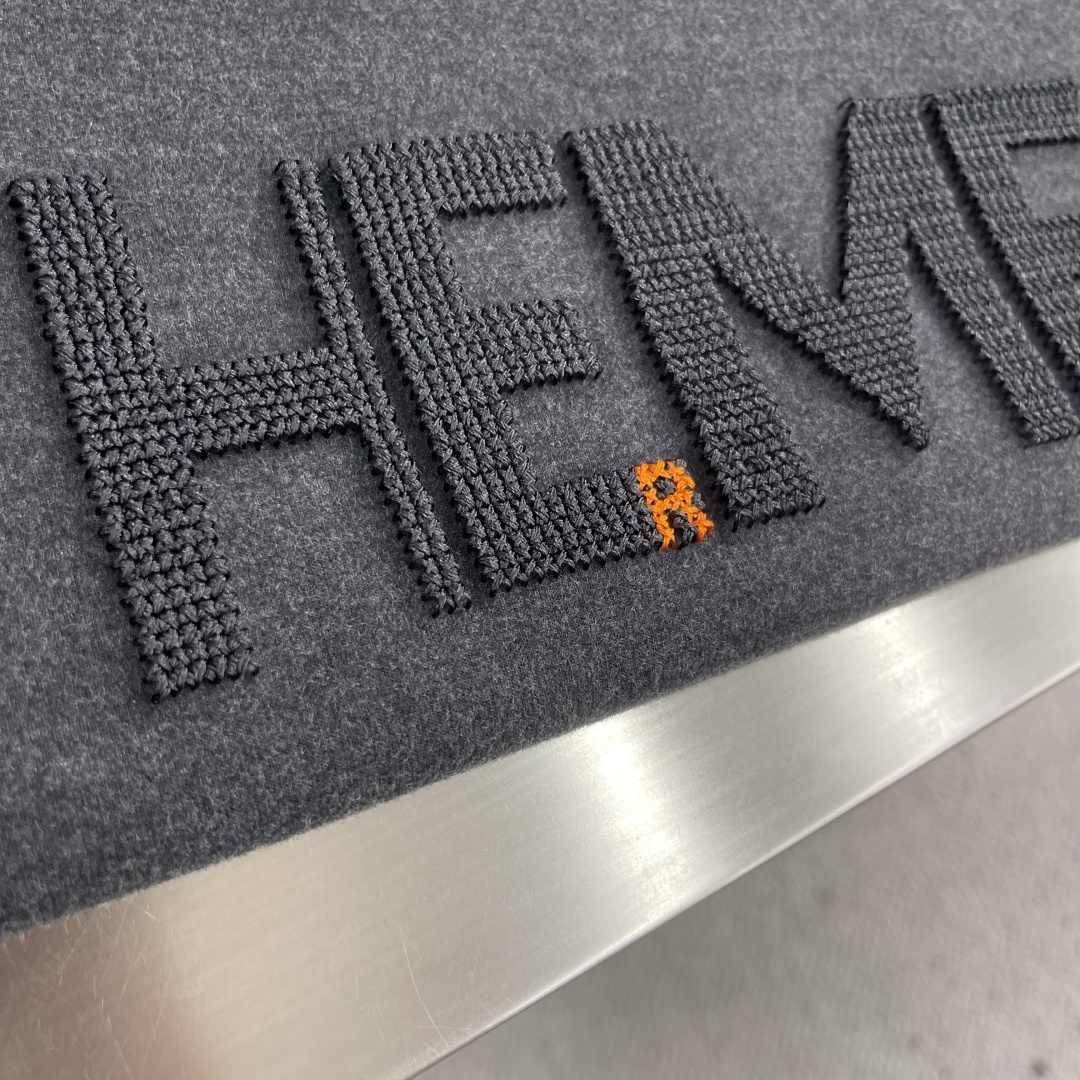 -Herme 2025秋冬新款圆领套头卫衣采用进口高支数羊毛混纺面料，立挺有型经典品牌logo刺绣图案，