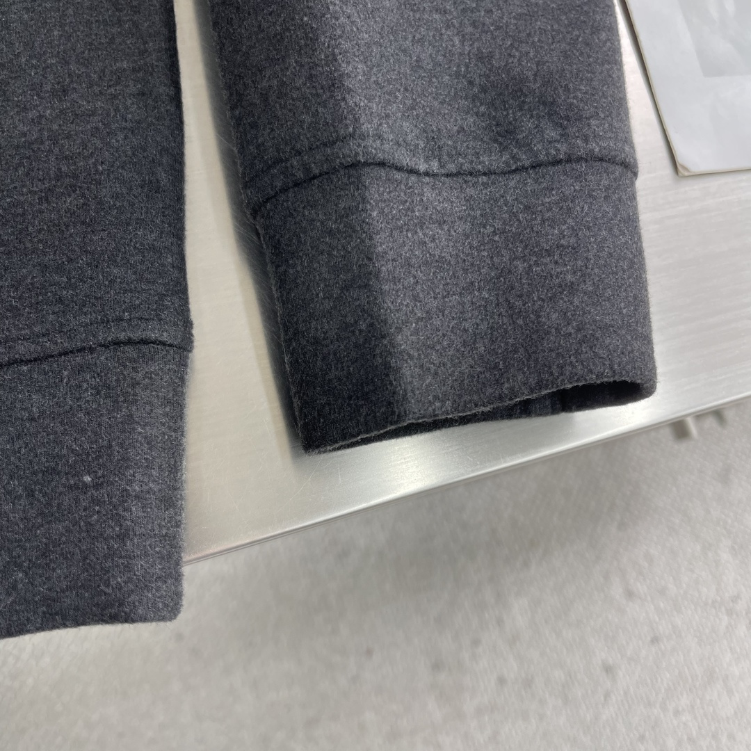 -Herme 2025秋冬新款圆领套头卫衣采用进口高支数羊毛混纺面料，立挺有型经典品牌logo刺绣图案，