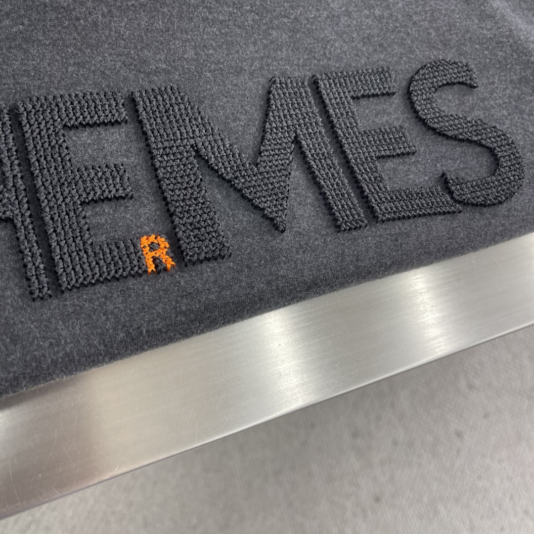 -Herme 2025秋冬新款圆领套头卫衣采用进口高支数羊毛混纺面料，立挺有型经典品牌logo刺绣图案，