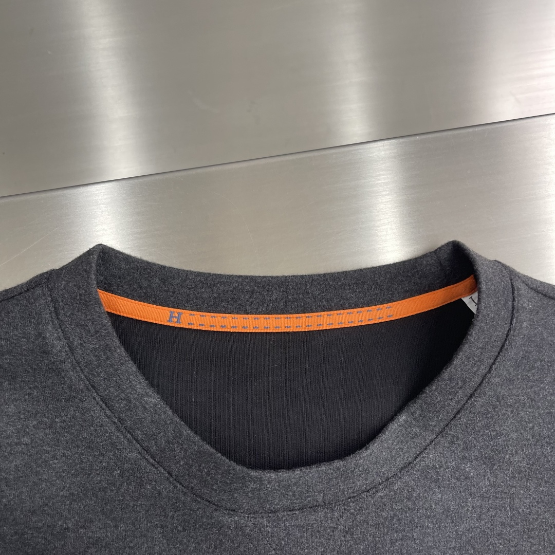 -Herme 2025秋冬新款圆领套头卫衣采用进口高支数羊毛混纺面料，立挺有型经典品牌logo刺绣图案，