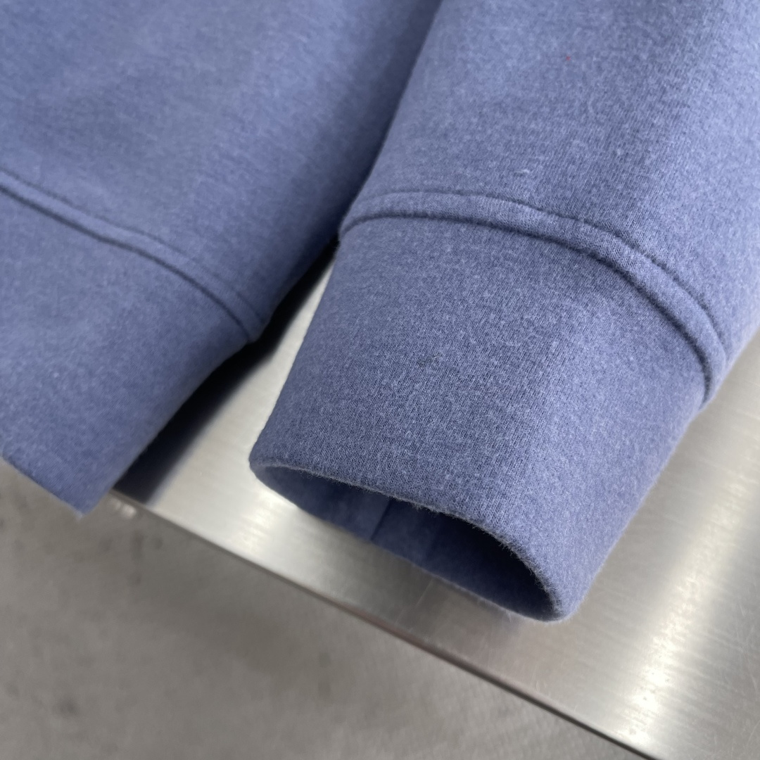 -Herme 2025秋冬新款圆领套头卫衣采用进口高支数羊毛混纺面料，立挺有型经典品牌logo刺绣图案，