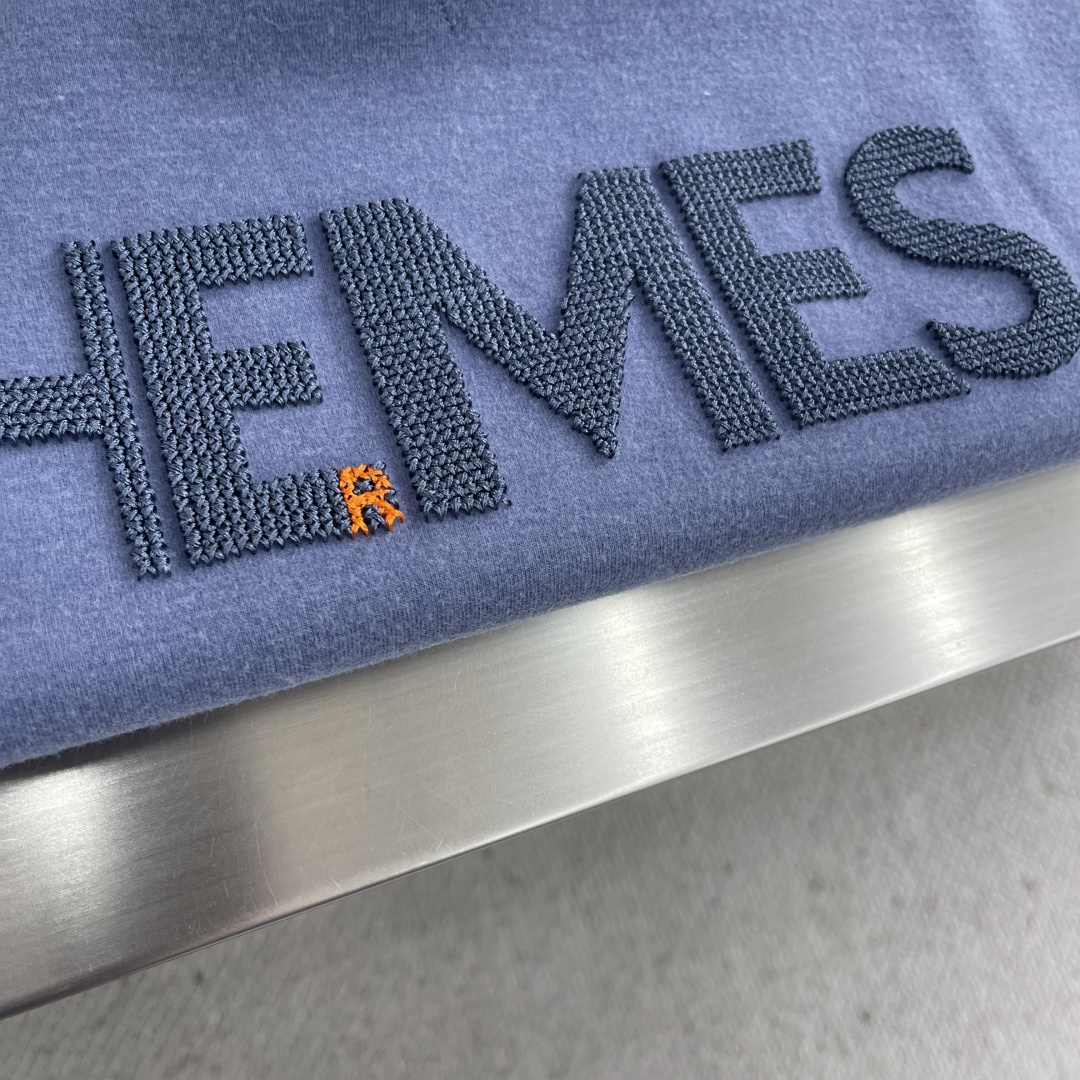 -Herme 2025秋冬新款圆领套头卫衣采用进口高支数羊毛混纺面料，立挺有型经典品牌logo刺绣图案，