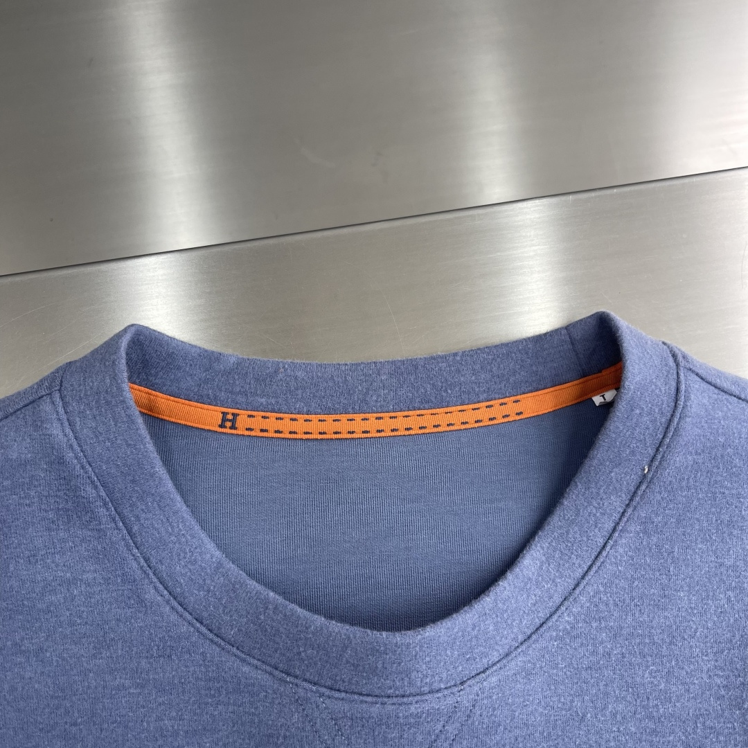 -Herme 2025秋冬新款圆领套头卫衣采用进口高支数羊毛混纺面料，立挺有型经典品牌logo刺绣图案，