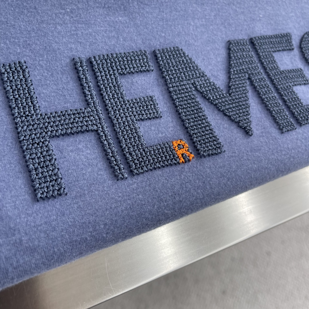 -Herme 2025秋冬新款圆领套头卫衣采用进口高支数羊毛混纺面料，立挺有型经典品牌logo刺绣图案，