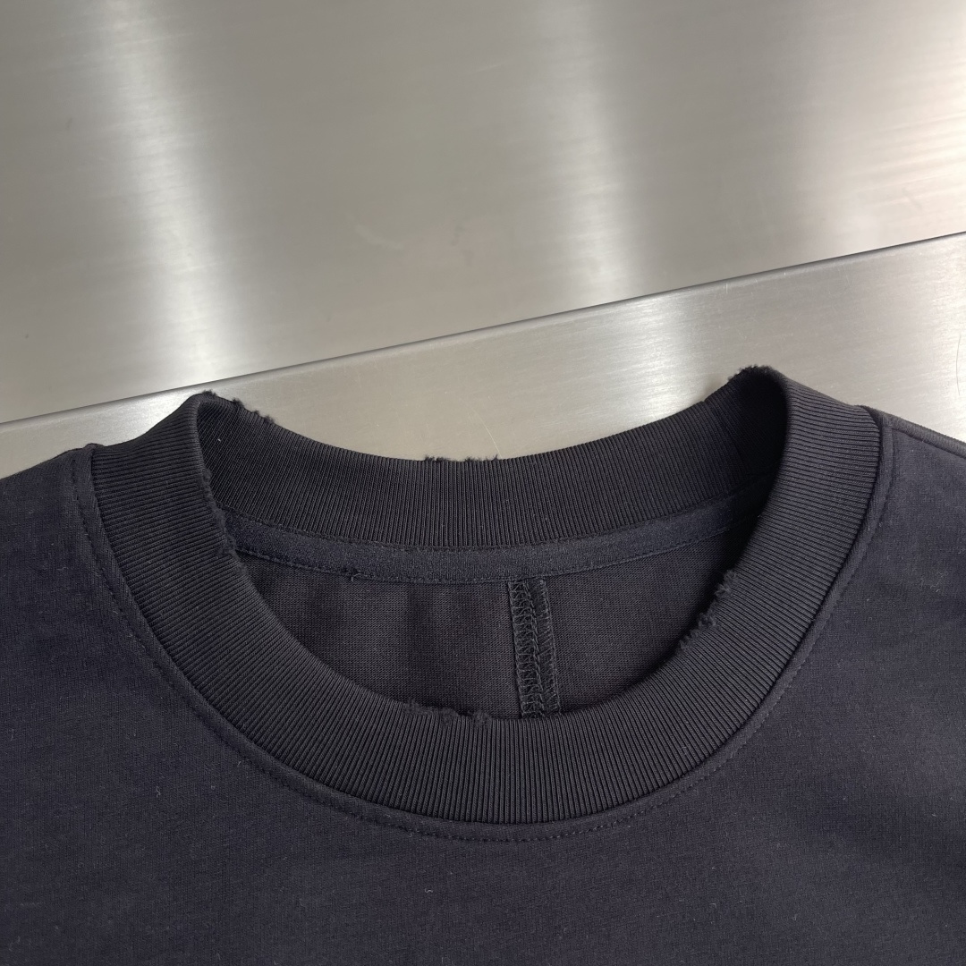 -Balenciag 2025秋冬系列长袖T恤码数： M-5XL 微阔版型纯棉重磅磨毛。面料上有特殊的绒