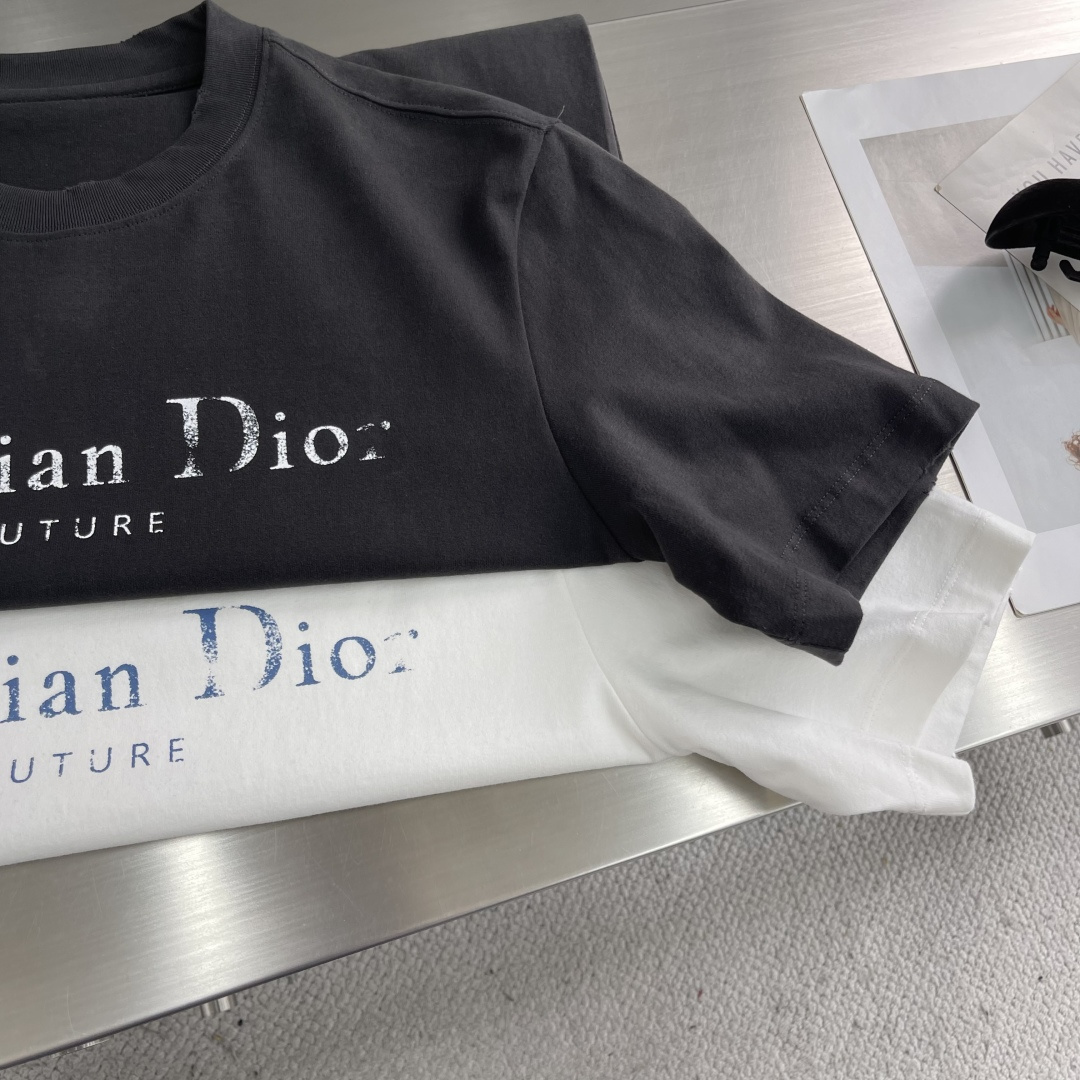 -Dio 2025秋冬系列短袖T恤码数：M-3XL 微阔版型DI*R短袖T，纯棉纱线保留了天然纤维吸湿透