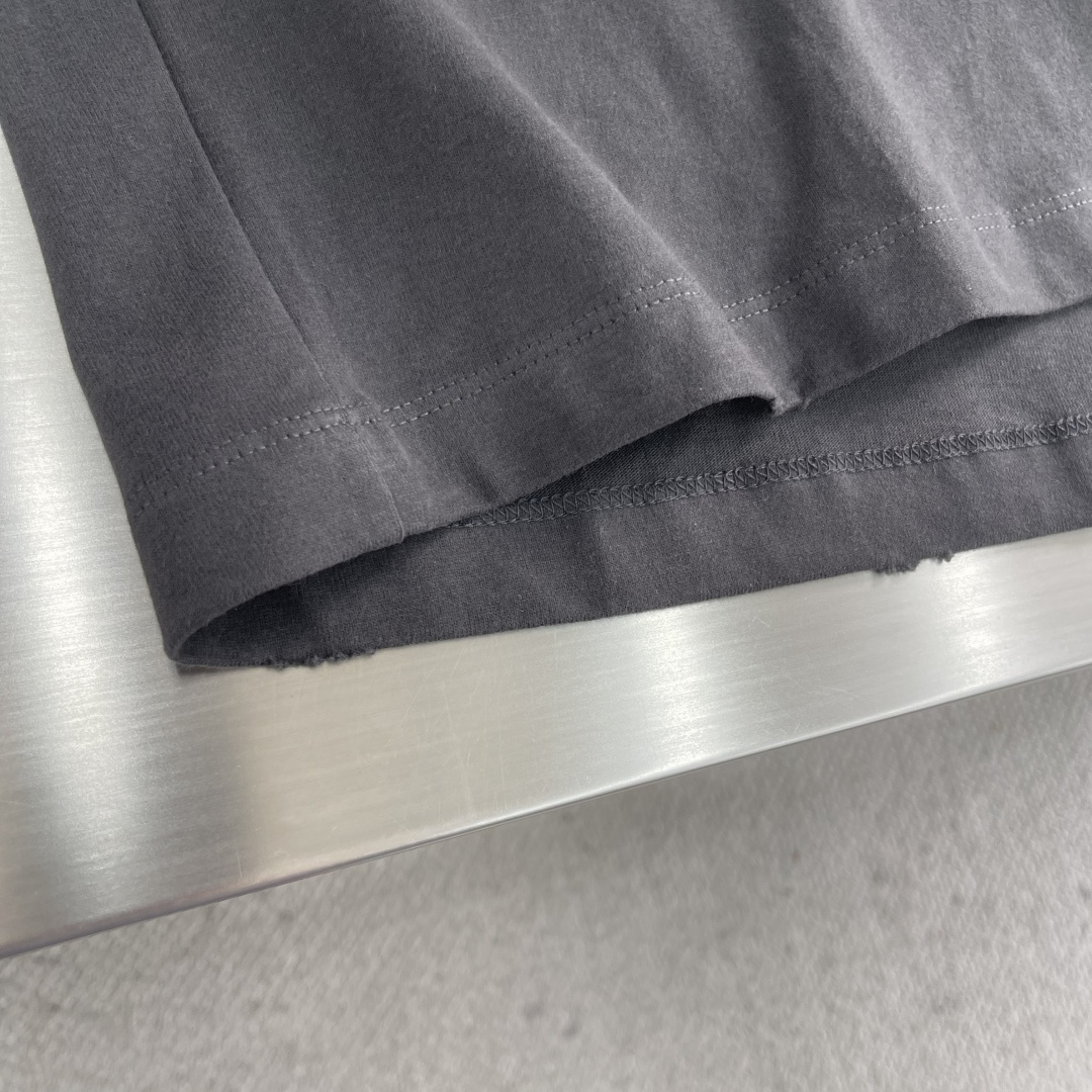 -Dio 2025秋冬系列短袖T恤码数：M-3XL 微阔版型DI*R短袖T，纯棉纱线保留了天然纤维吸湿透