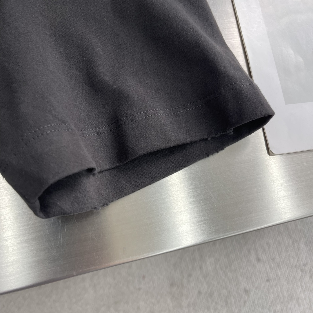 -Dio 2025秋冬系列短袖T恤码数：M-3XL 微阔版型DI*R短袖T，纯棉纱线保留了天然纤维吸湿透